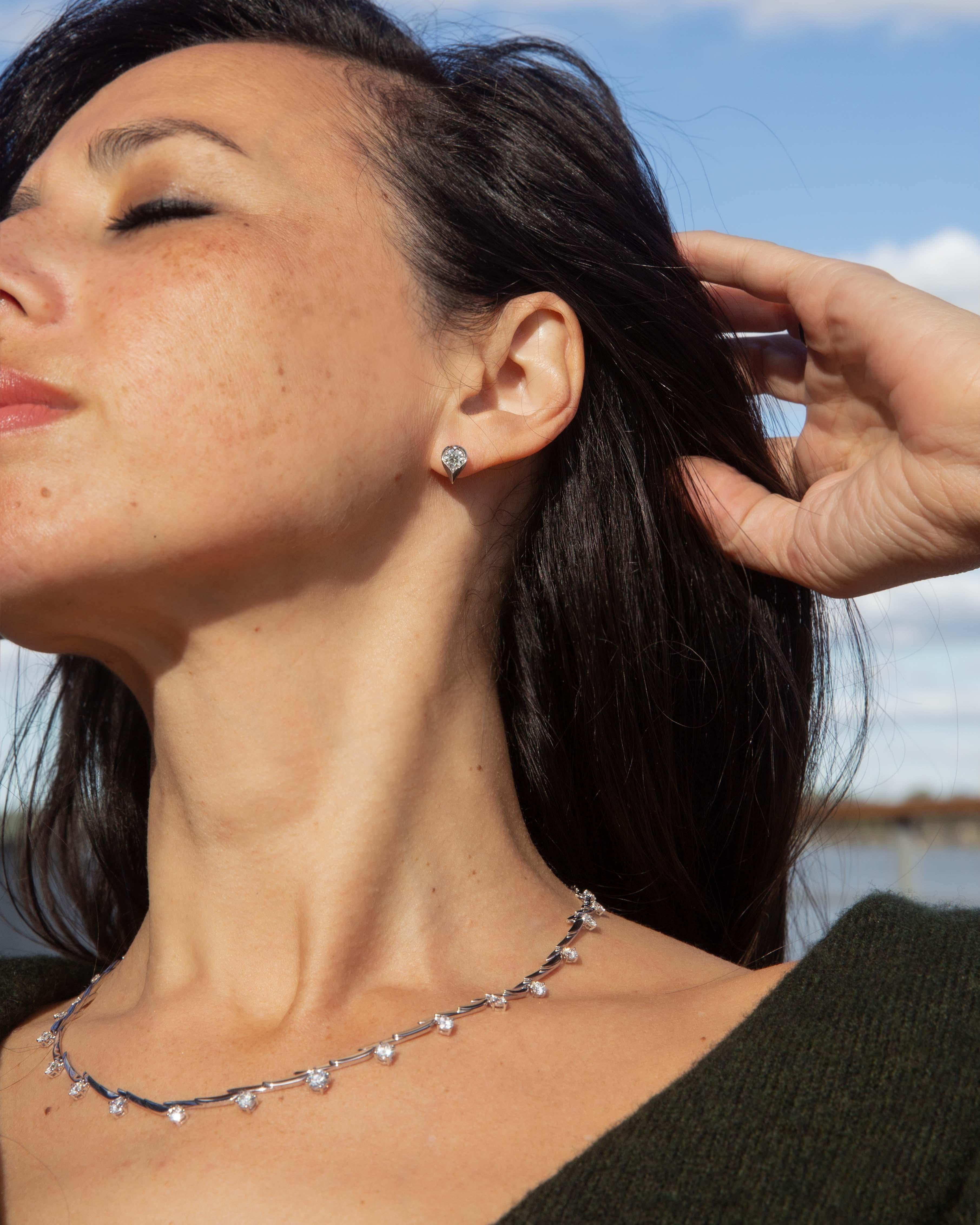 Donna Borchie a cuore con diamante solitario contemporanee in oro bianco 18 carati in vendita