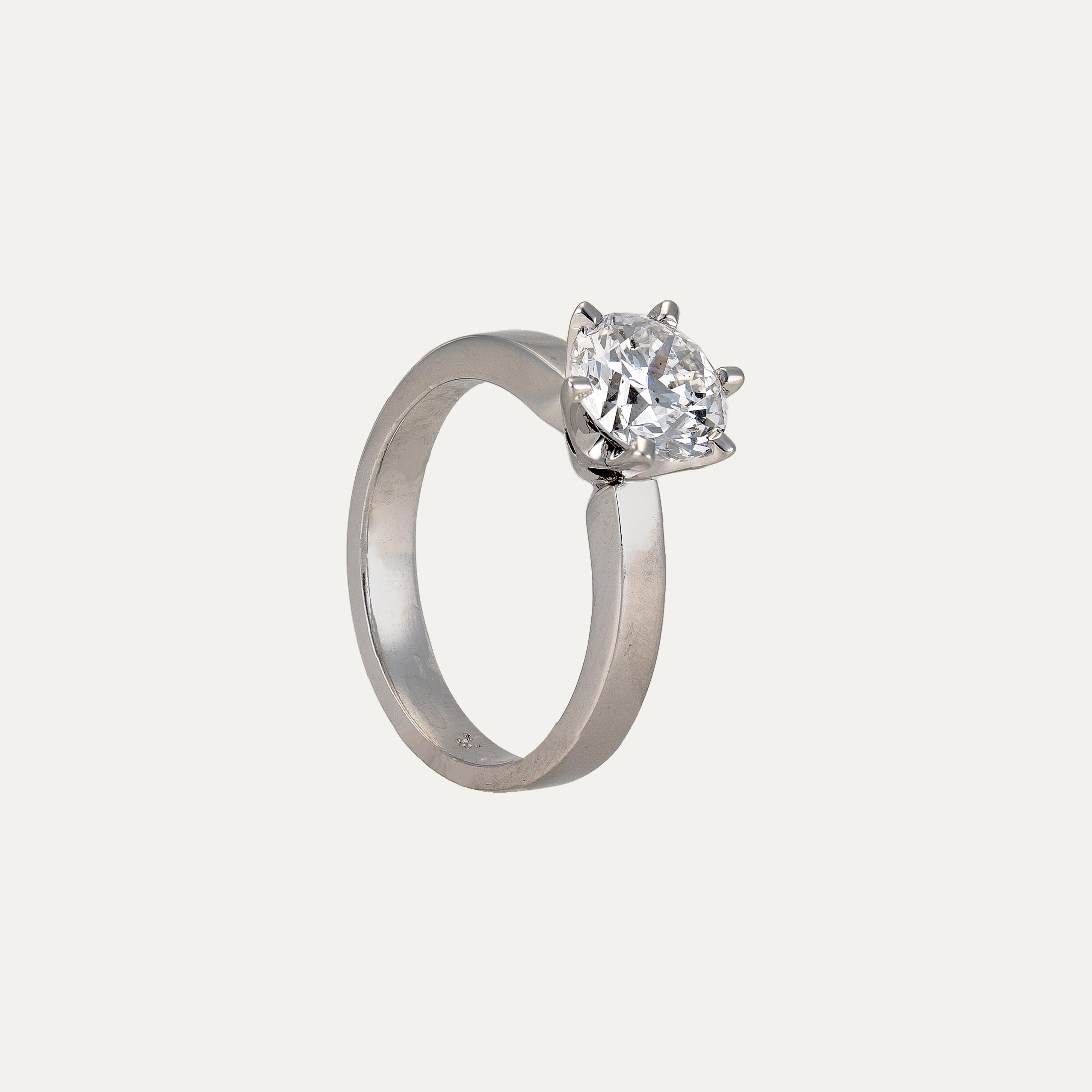 Este Anillo de Compromiso Contemporáneo de Platino con Diamante Solitario captura la esencia de la sofisticación atemporal y el diseño moderno. Realizada a mano en platino (pureza 900‰), esta exquisita pieza se centra en un diamante natural talla