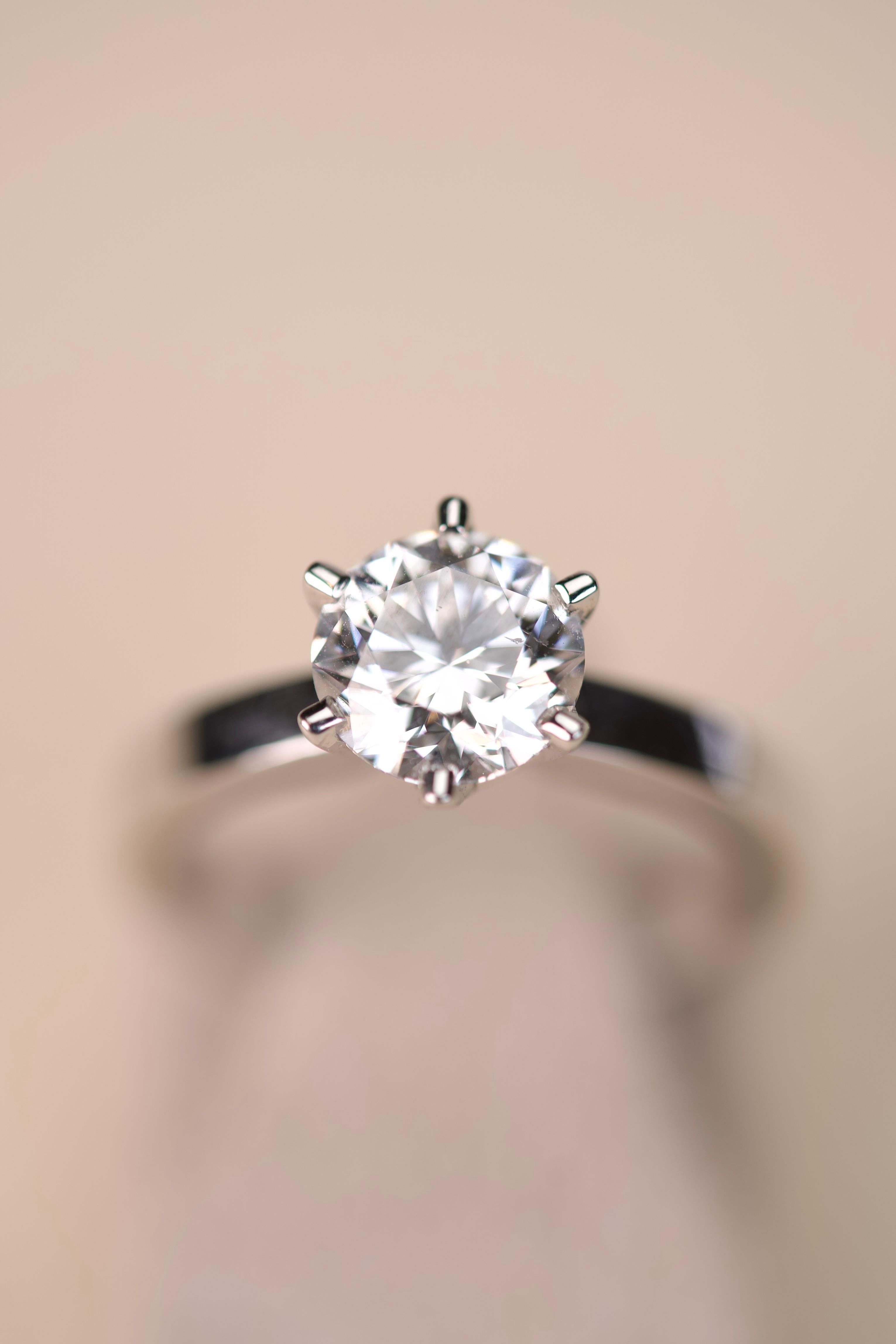 De las mujeres Anillo de Compromiso Contemporáneo de Platino con Diamante Solitario en venta