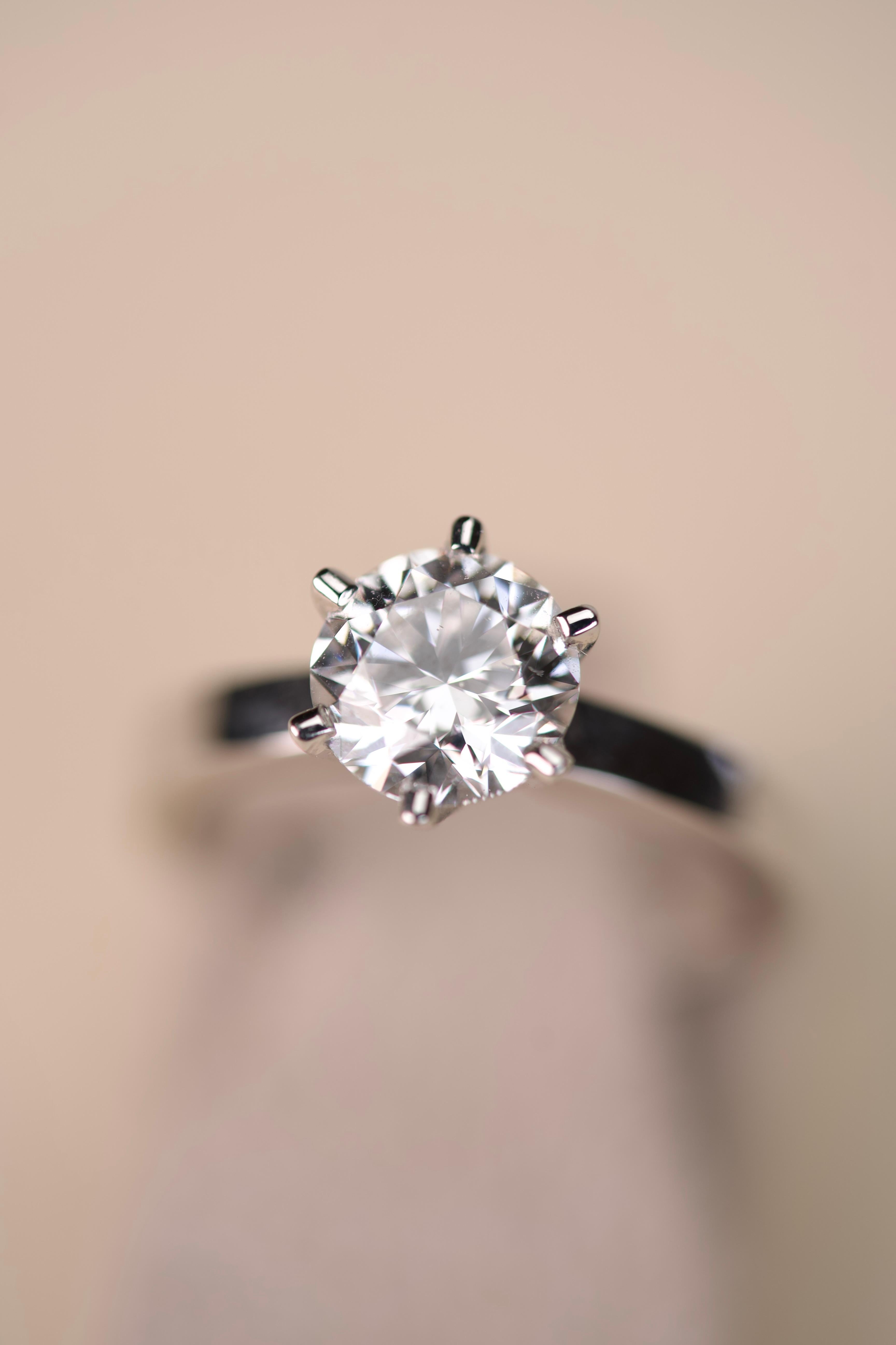 Anillo de Compromiso Contemporáneo de Platino con Diamante Solitario en venta 1