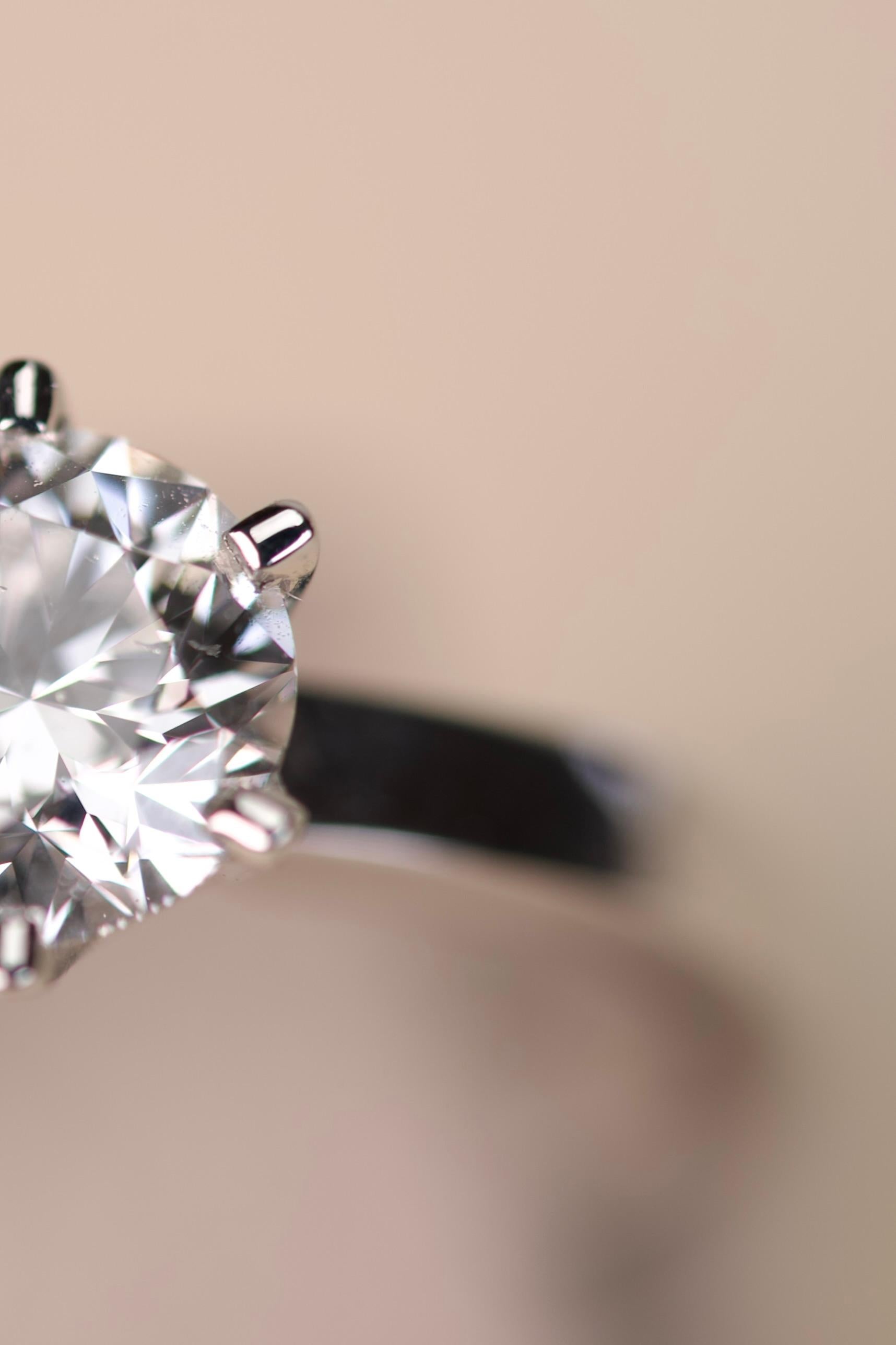 Anillo de Compromiso Contemporáneo de Platino con Diamante Solitario en venta 3