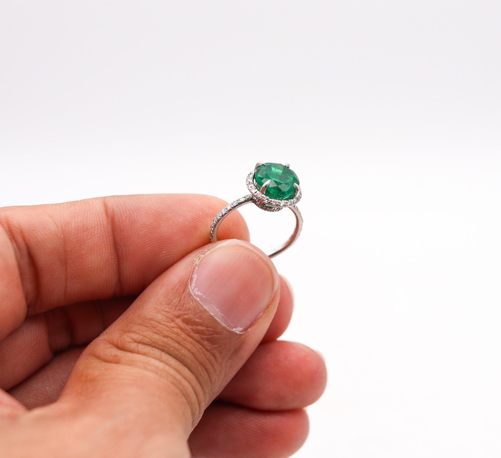CONTEMPORÁNEO Anillo Solitario En Platino Con 2,57 Quilates De Esmeralda Y Diamantes en venta 4