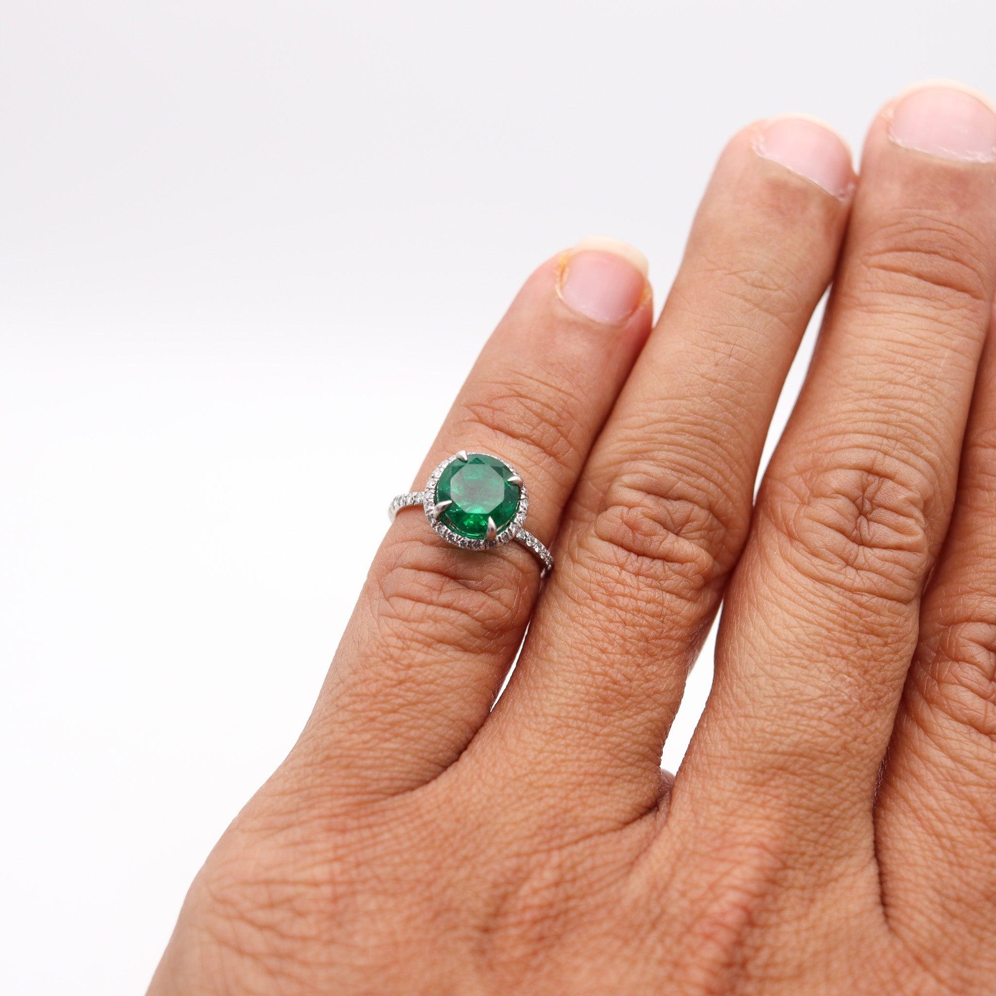CONTEMPORÁNEO Anillo Solitario En Platino Con 2,57 Quilates De Esmeralda Y Diamantes en venta 5
