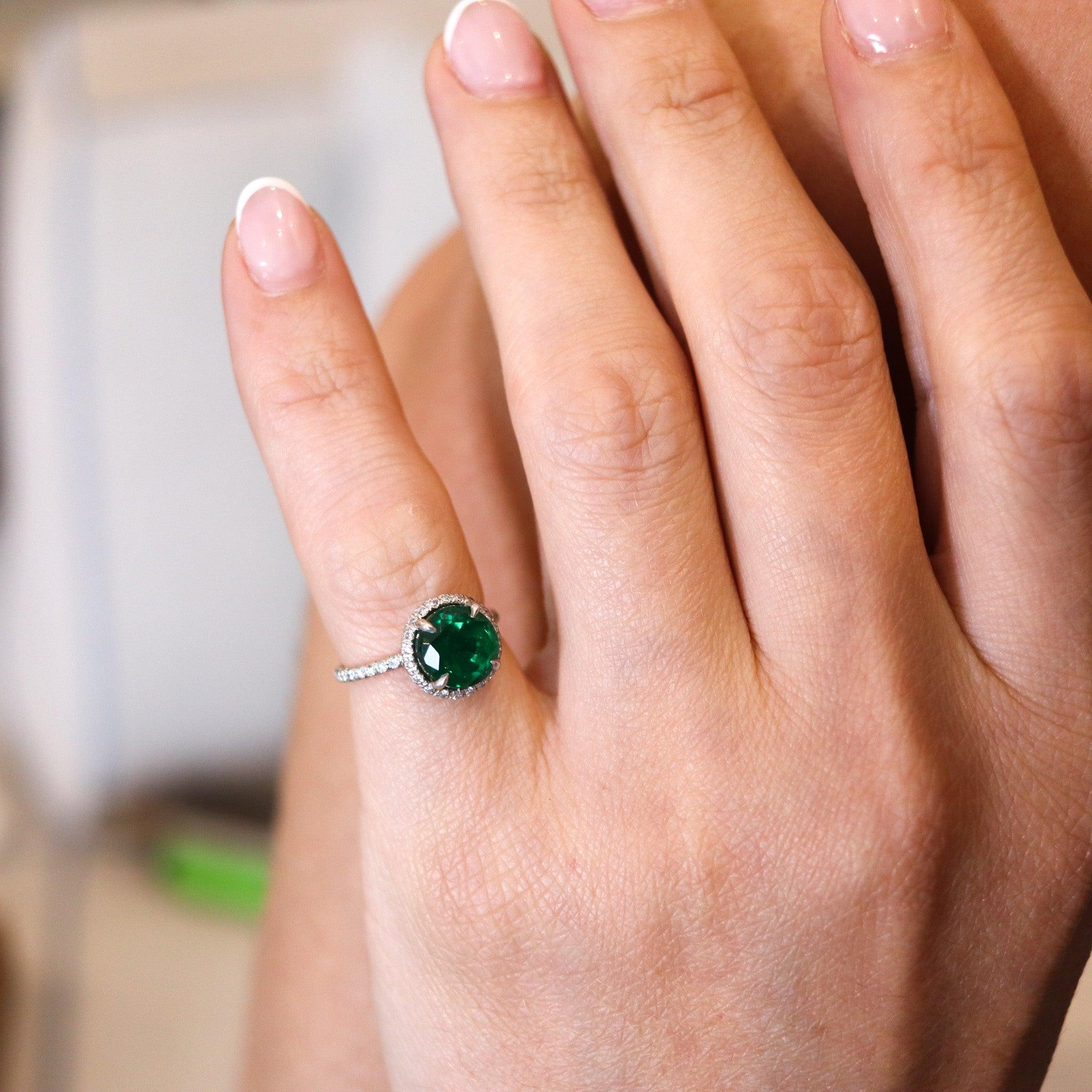 Anillo solitario contemporáneo de platino con una rara esmeralda.

Se trata de un elegante anillo solitario contemporáneo, elaborado en platino macizo 900/.999 con un acabado muy pulido. El anillo está cubierto por un enrasado pavé de cincuenta y