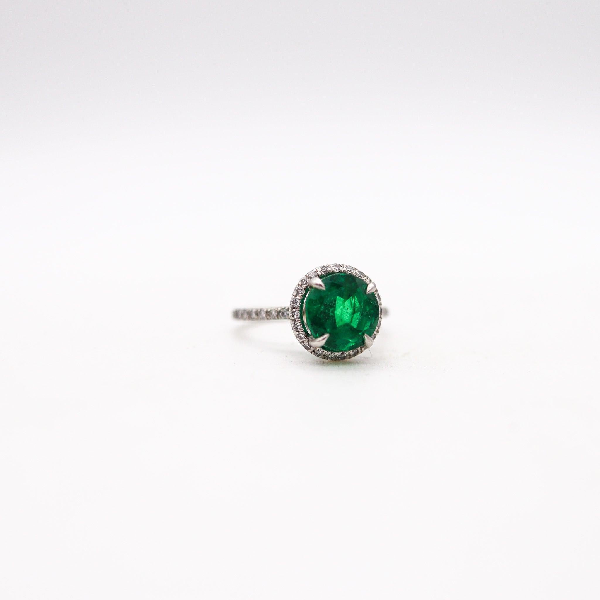 CONTEMPORÁNEO Anillo Solitario En Platino Con 2,57 Quilates De Esmeralda Y Diamantes Modernista en venta