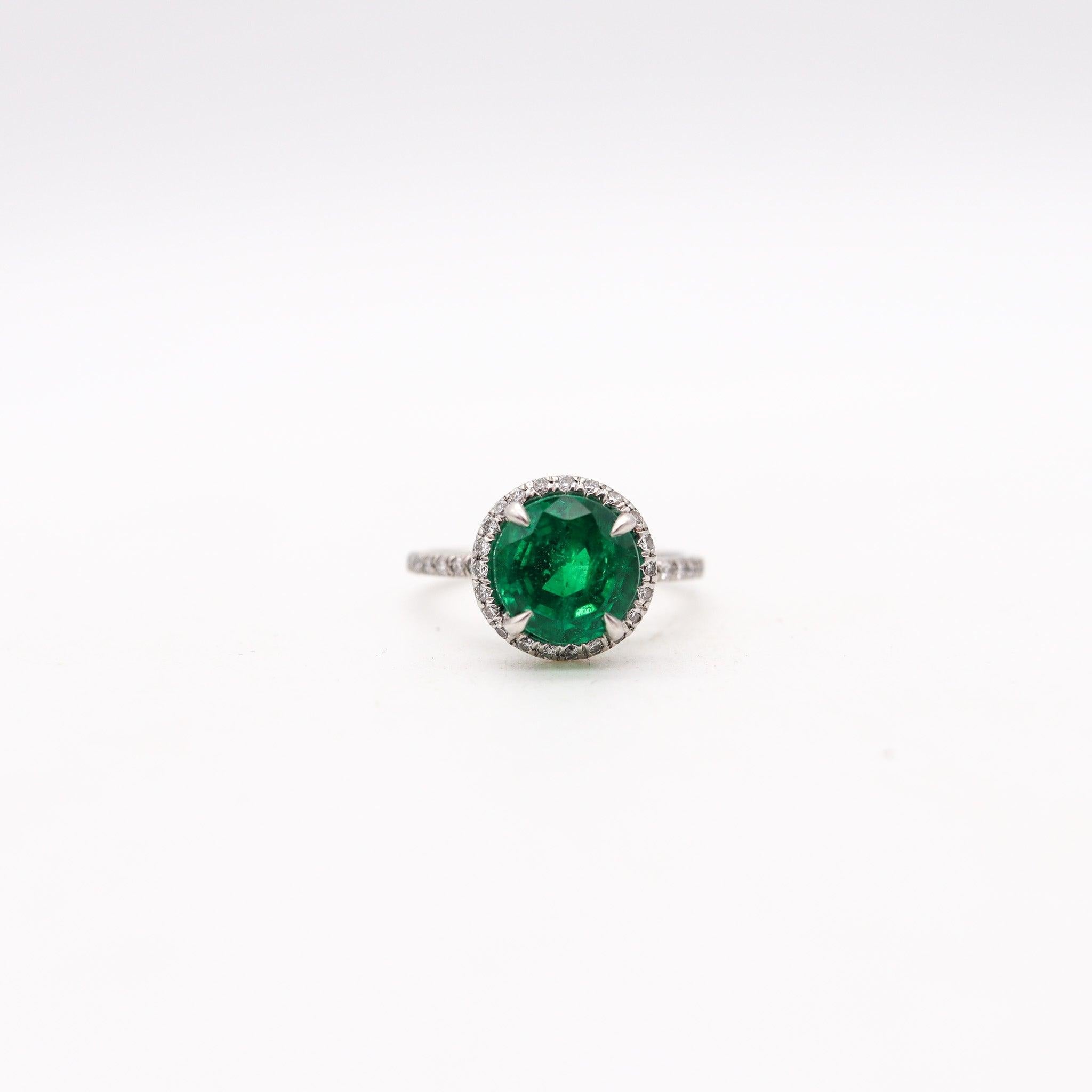 CONTEMPORÁNEO Anillo Solitario En Platino Con 2,57 Quilates De Esmeralda Y Diamantes Corte brillante en venta