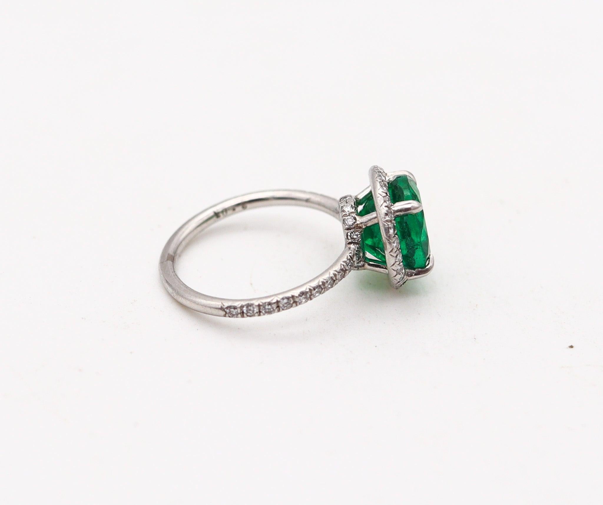 CONTEMPORÁNEO Anillo Solitario En Platino Con 2,57 Quilates De Esmeralda Y Diamantes en Excelente estado para la venta en Miami, FL