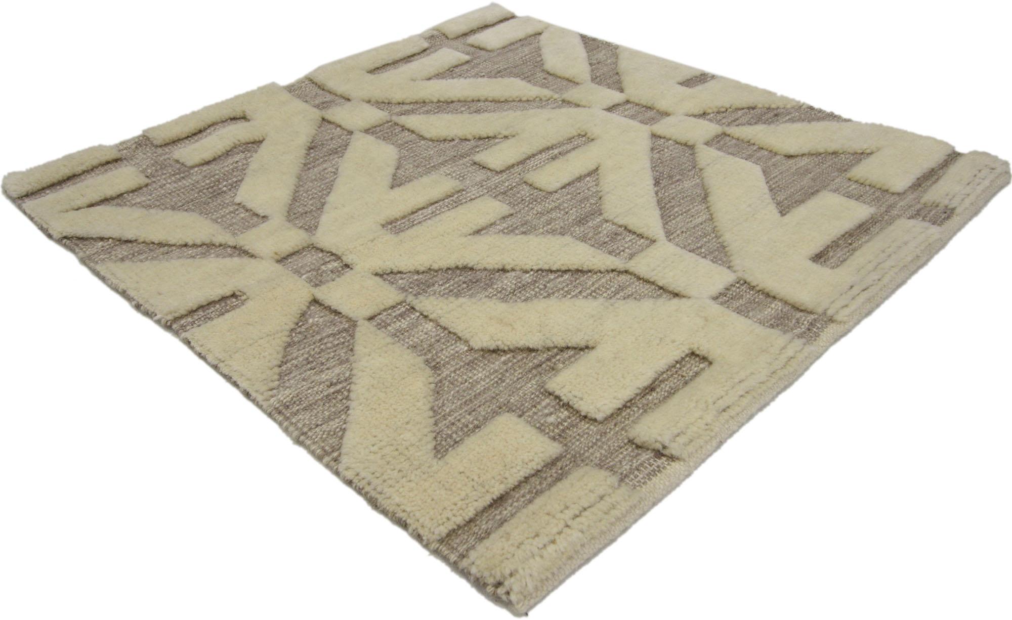 30400 Moderner geometrischer Hoch-Tief-Wagireh-Teppich, 02'02 x 02'02. Zeitgenössische Wagireh-Teppiche aus Indien sind eine moderne Interpretation traditioneller Wagireh-Teppiche, bei denen die komplizierte Webtechnik verwendet wird, um kleine