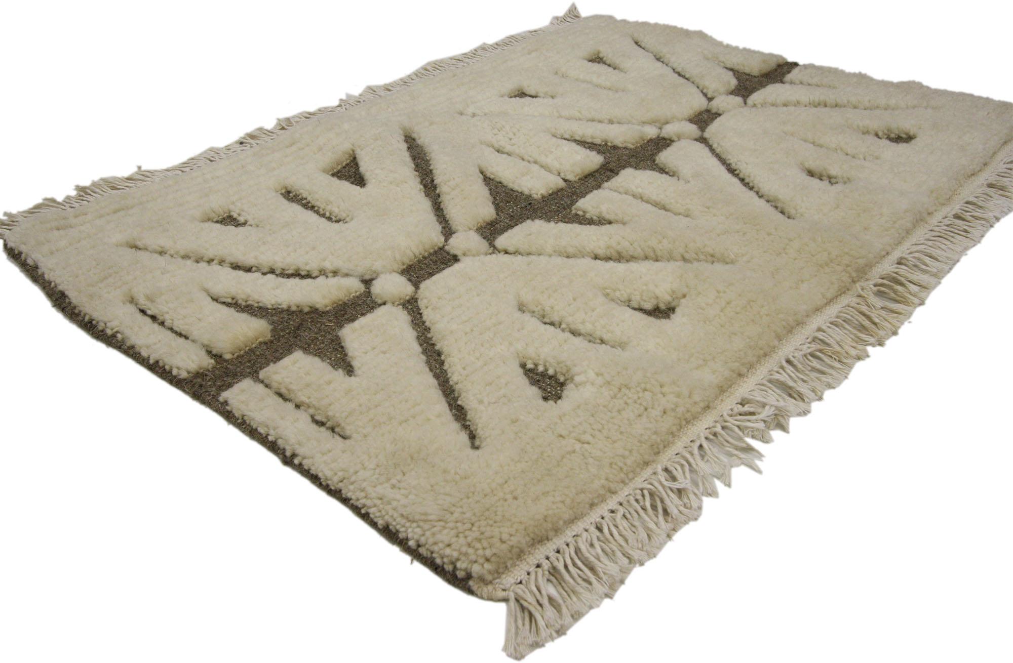 30399 Moderner geometrischer Hoch-Tief-Teppich, 02'00 x 02'11. Zeitgenössische Wagireh-Teppiche aus Indien sind eine moderne Interpretation traditioneller Wagireh-Teppiche, bei denen die komplizierte Webtechnik verwendet wird, um kleine Mustermotive