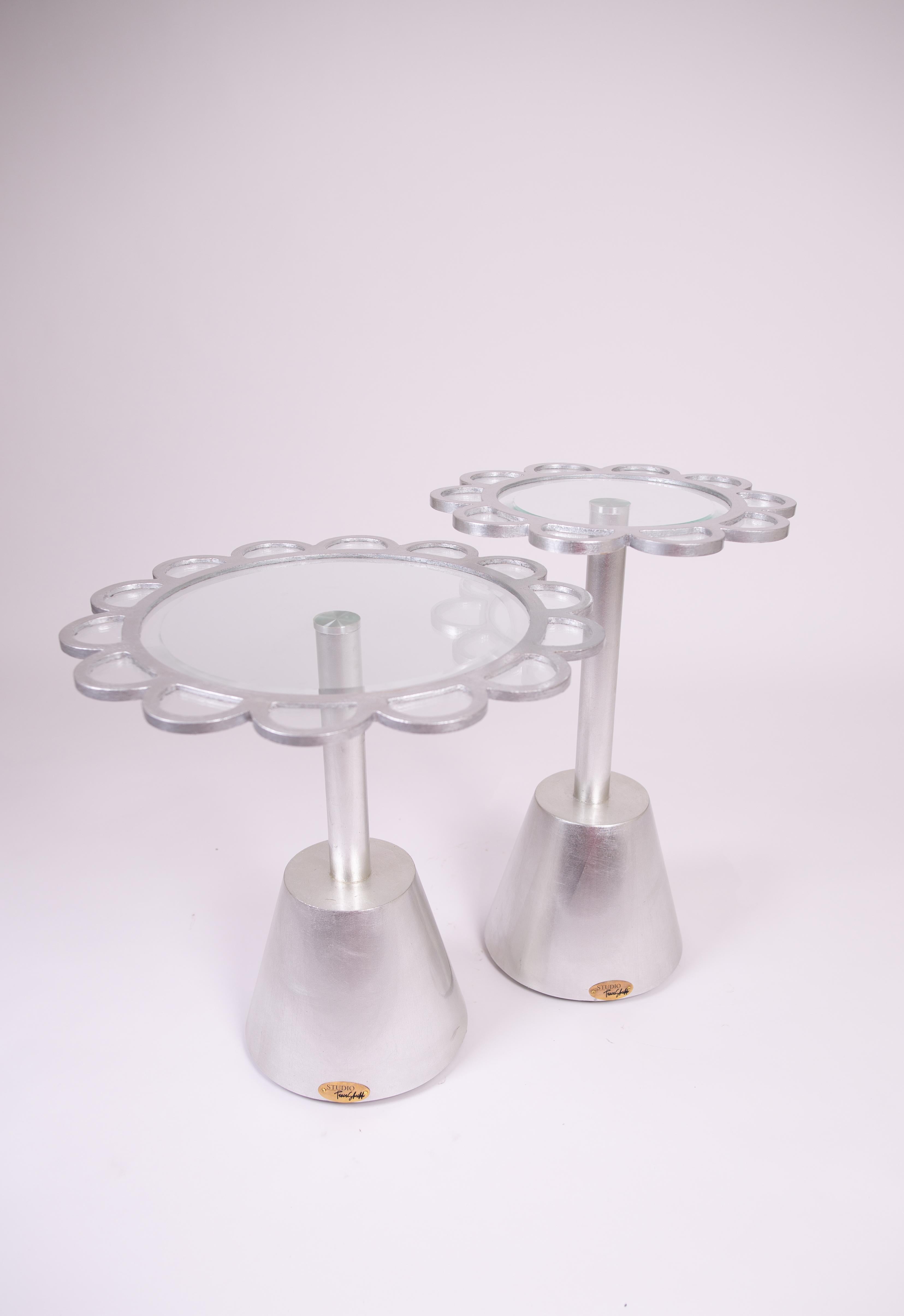 Contemporary South Asian Scalloped Floral Pedestal Side Table in Silver Leaf Fin im Angebot 2