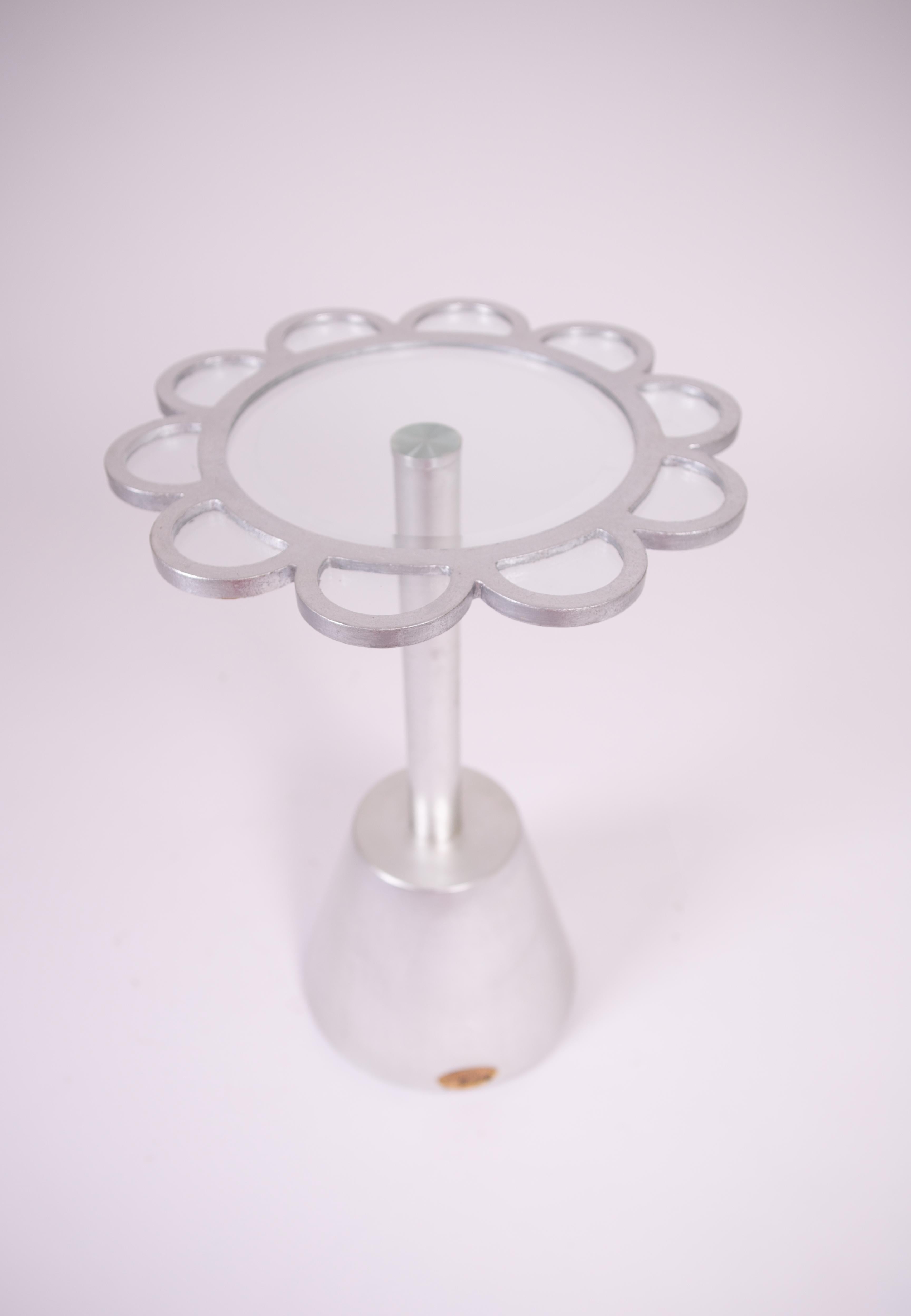Contemporary South Asian Scalloped Floral Pedestal Side Table in Silver Leaf Fin (Asiatisch) im Angebot