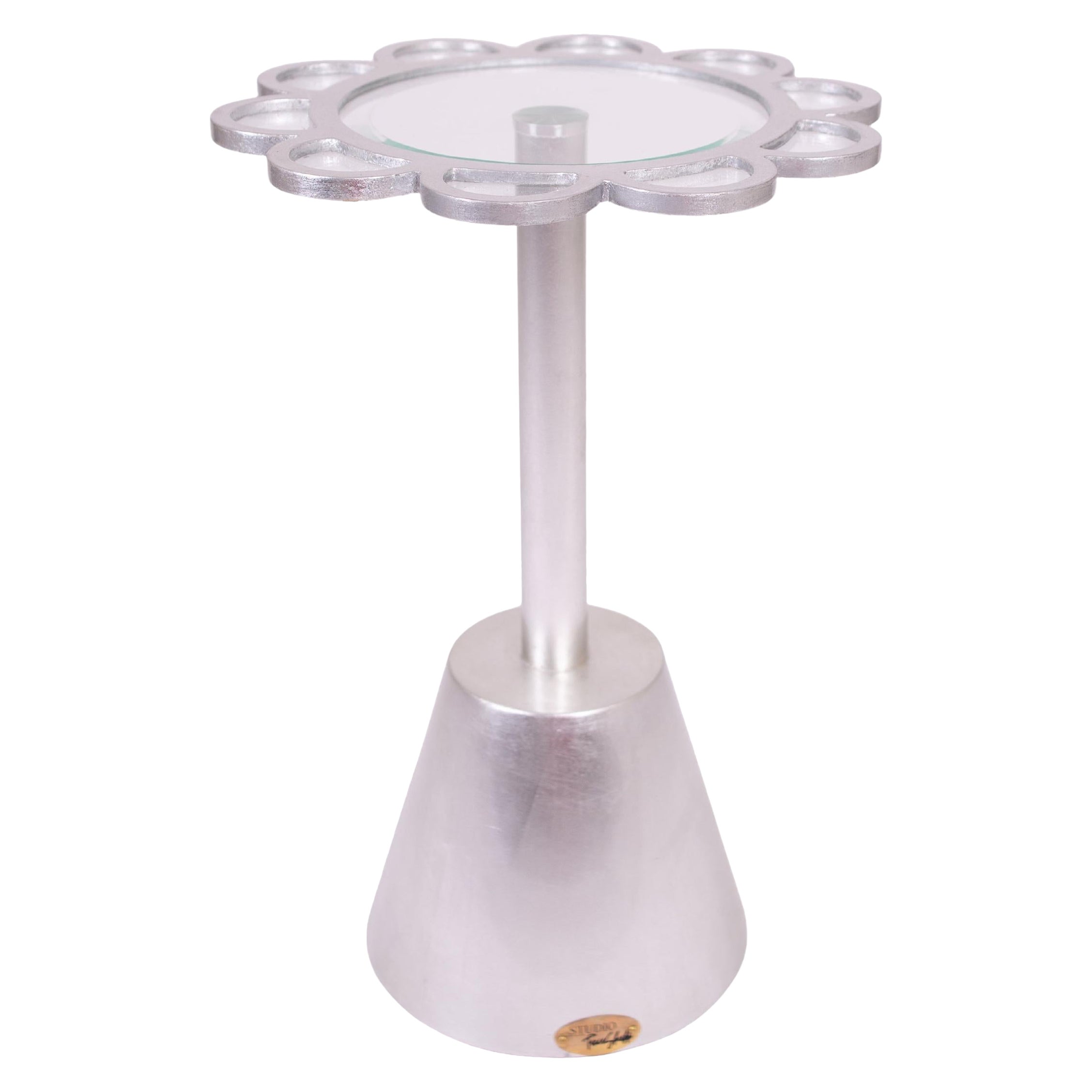 Contemporary South Asian Scalloped Floral Pedestal Side Table in Silver Leaf Fin im Angebot
