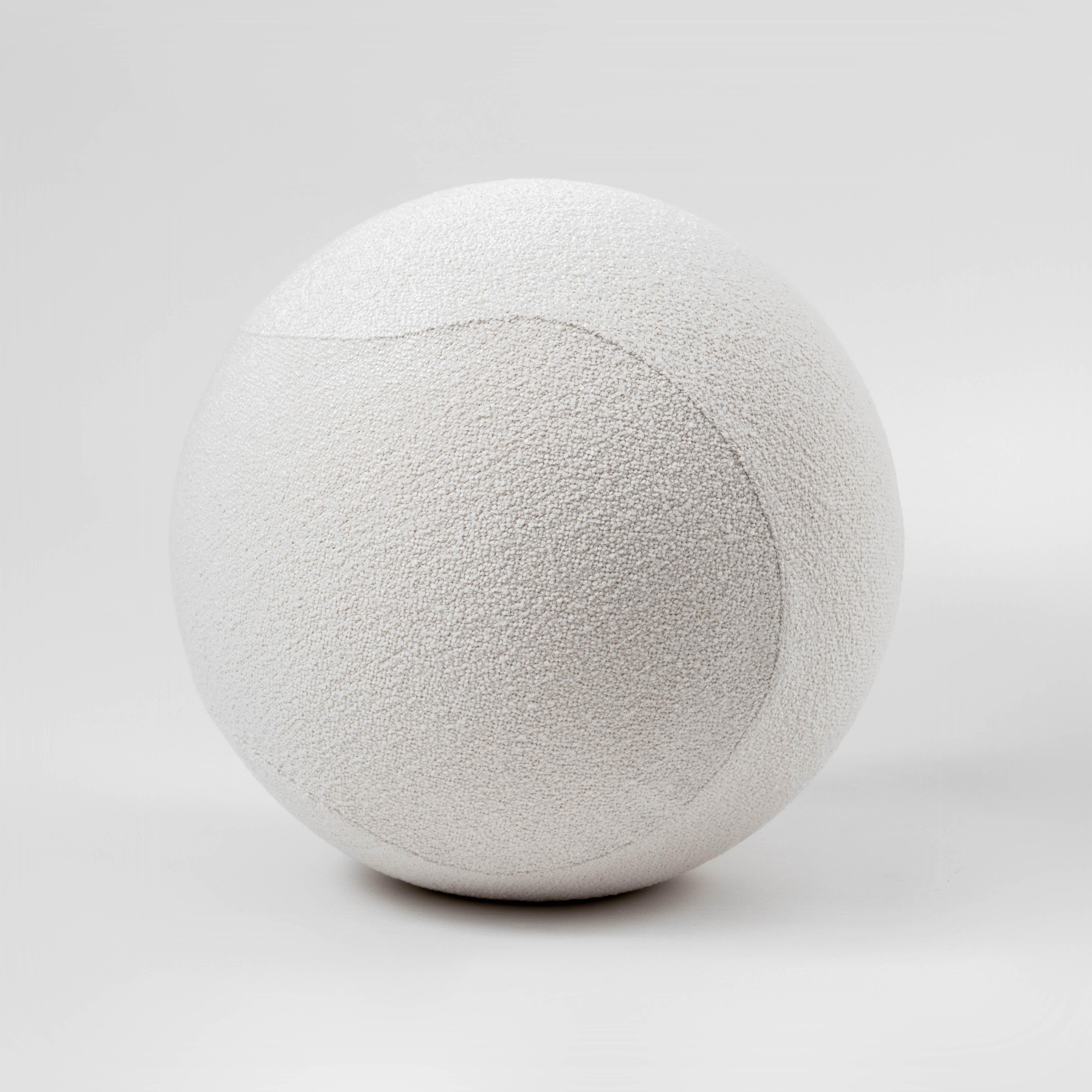 Organico moderno Pouf sferico contemporaneo di NOOM, Barnum Bouclé Bianco in vendita