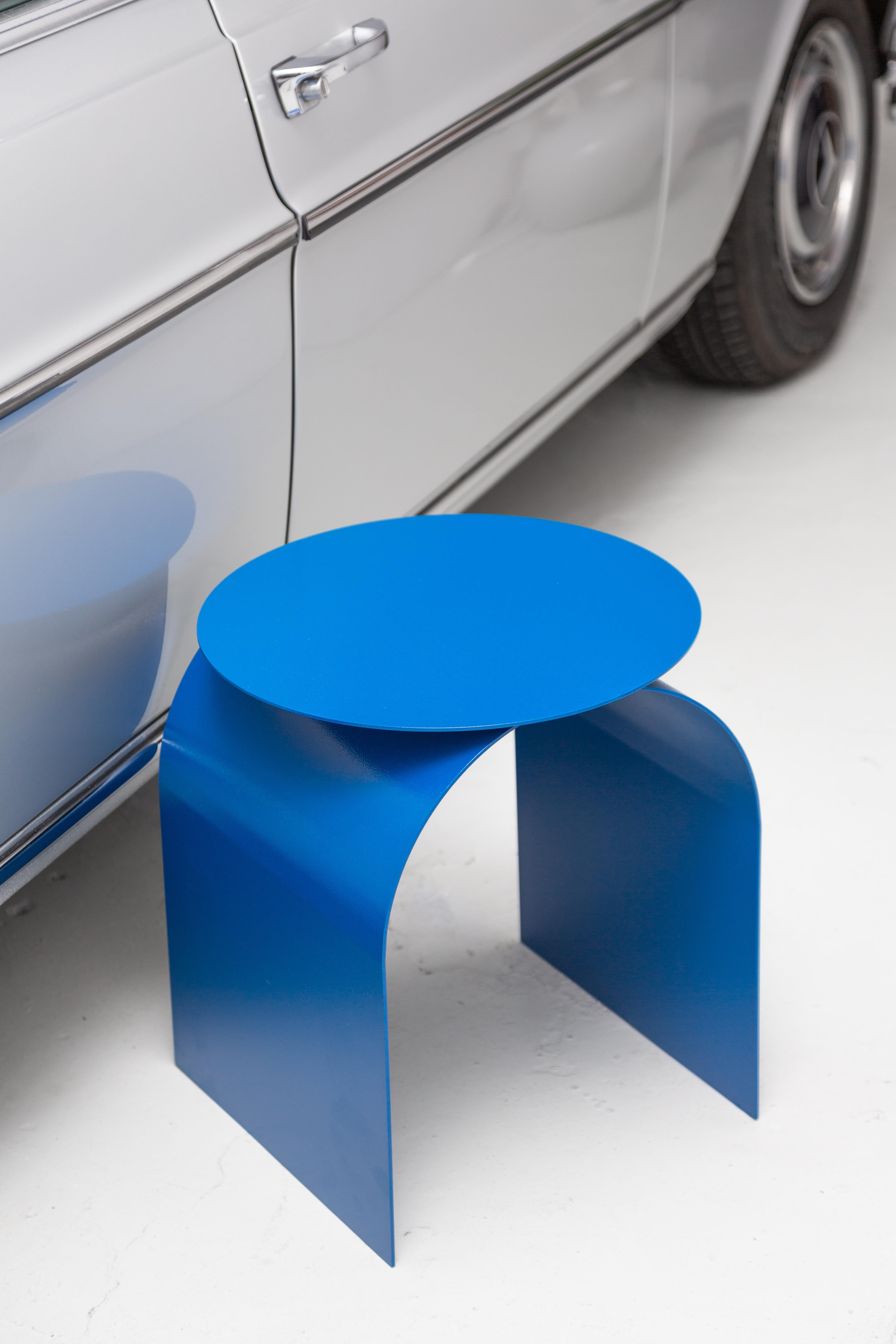 Powder-Coated Contemporary Spinzi Palladium metal side table in Electric Blue with round top For Sale