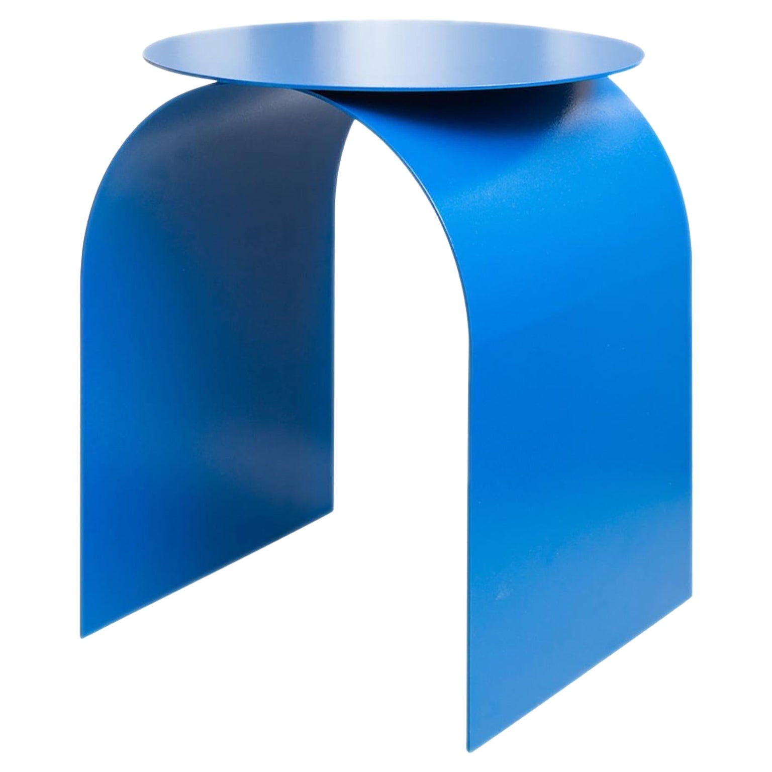 Mesa auxiliar contemporánea de metal Spinzi Palladium en azul eléctrico con tablero redondo