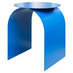 Mesa auxiliar contemporánea de metal Spinzi Palladium en azul eléctrico con tablero redondo