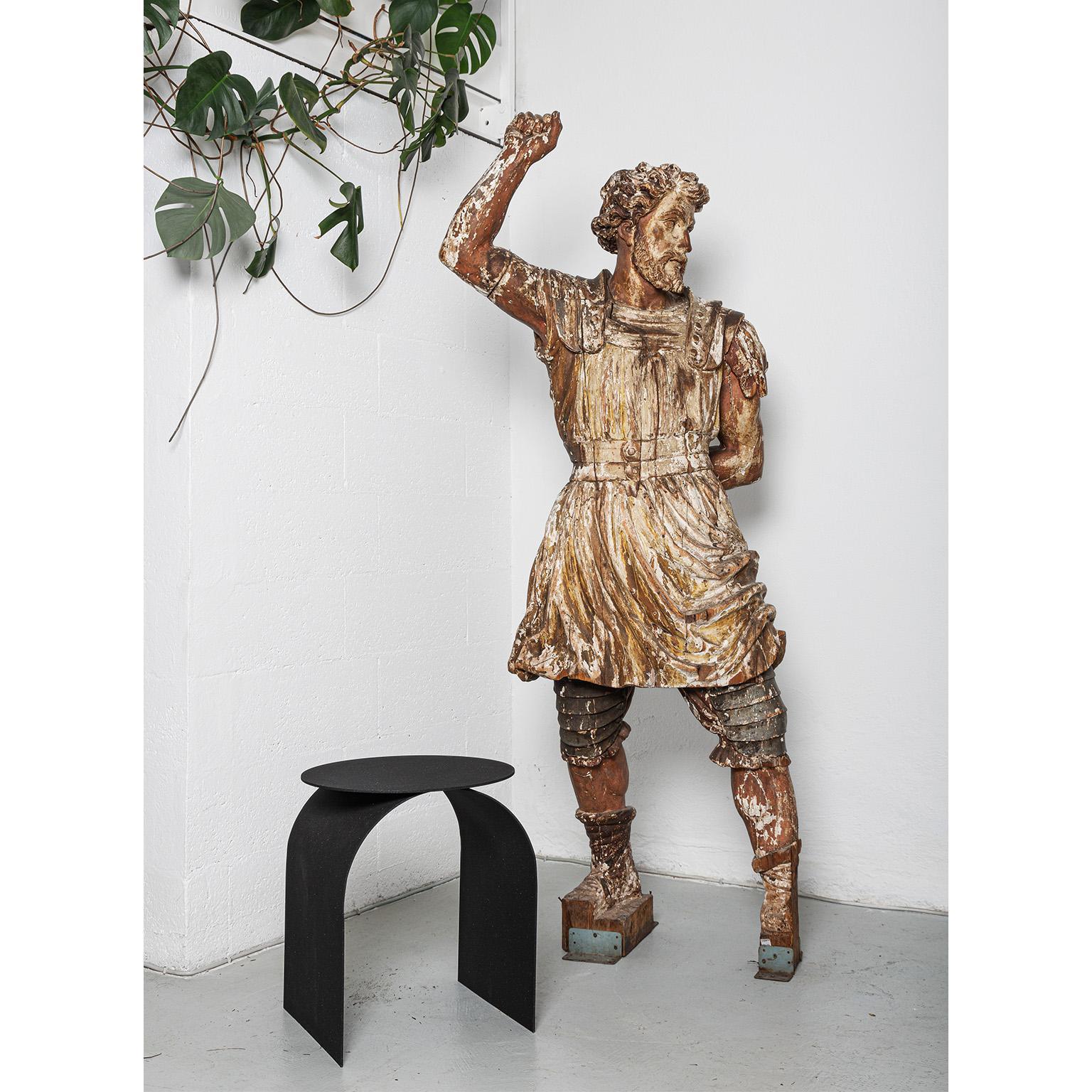 Skulpturaler Spinzi Palladium-Beistelltisch, schwarzes Metall, Sammlerstück, italienisches Design (Italienisch) im Angebot