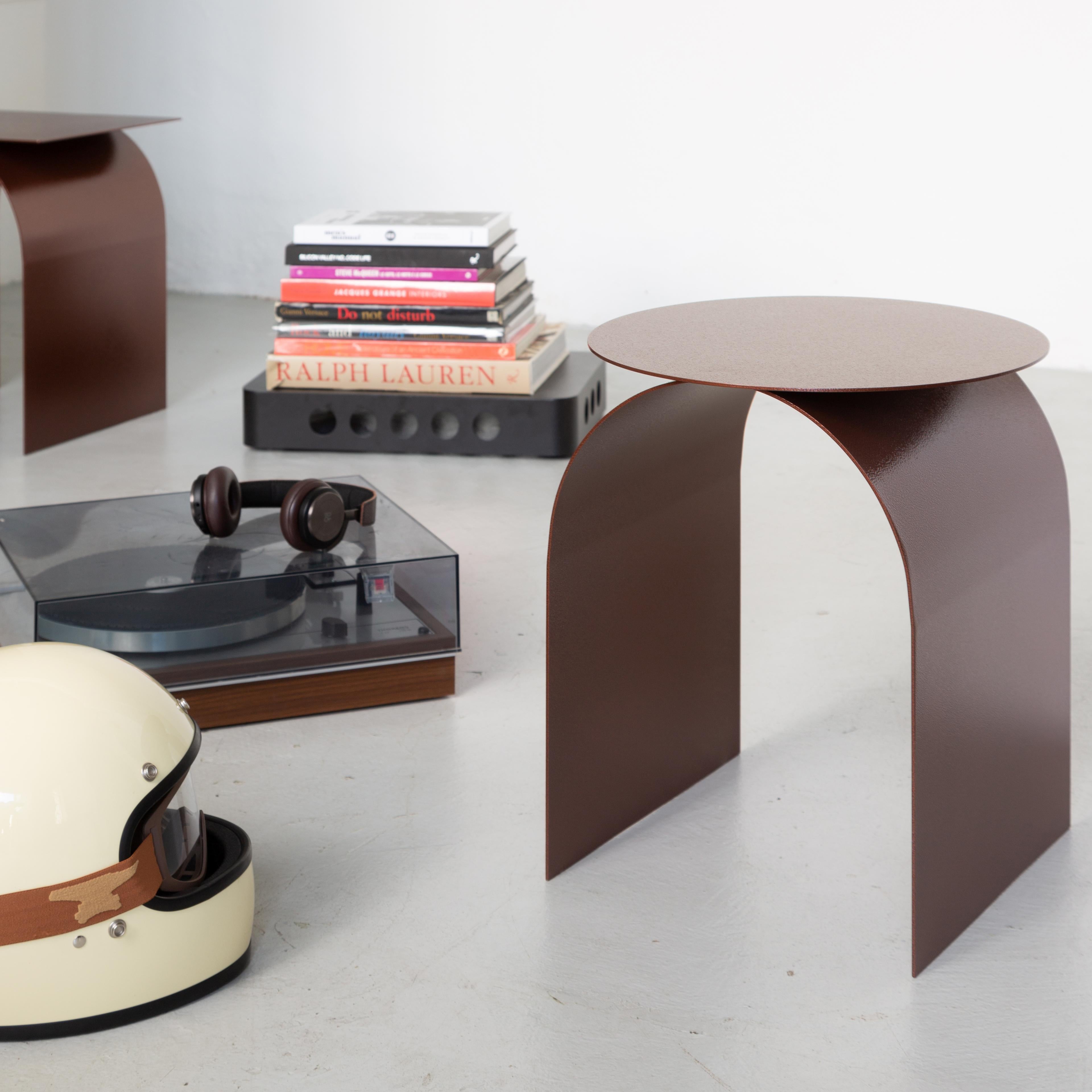 italien Table d'appoint contemporaine en métal Spinzi Palladium en cuivre Hammer avec plateau rond en vente