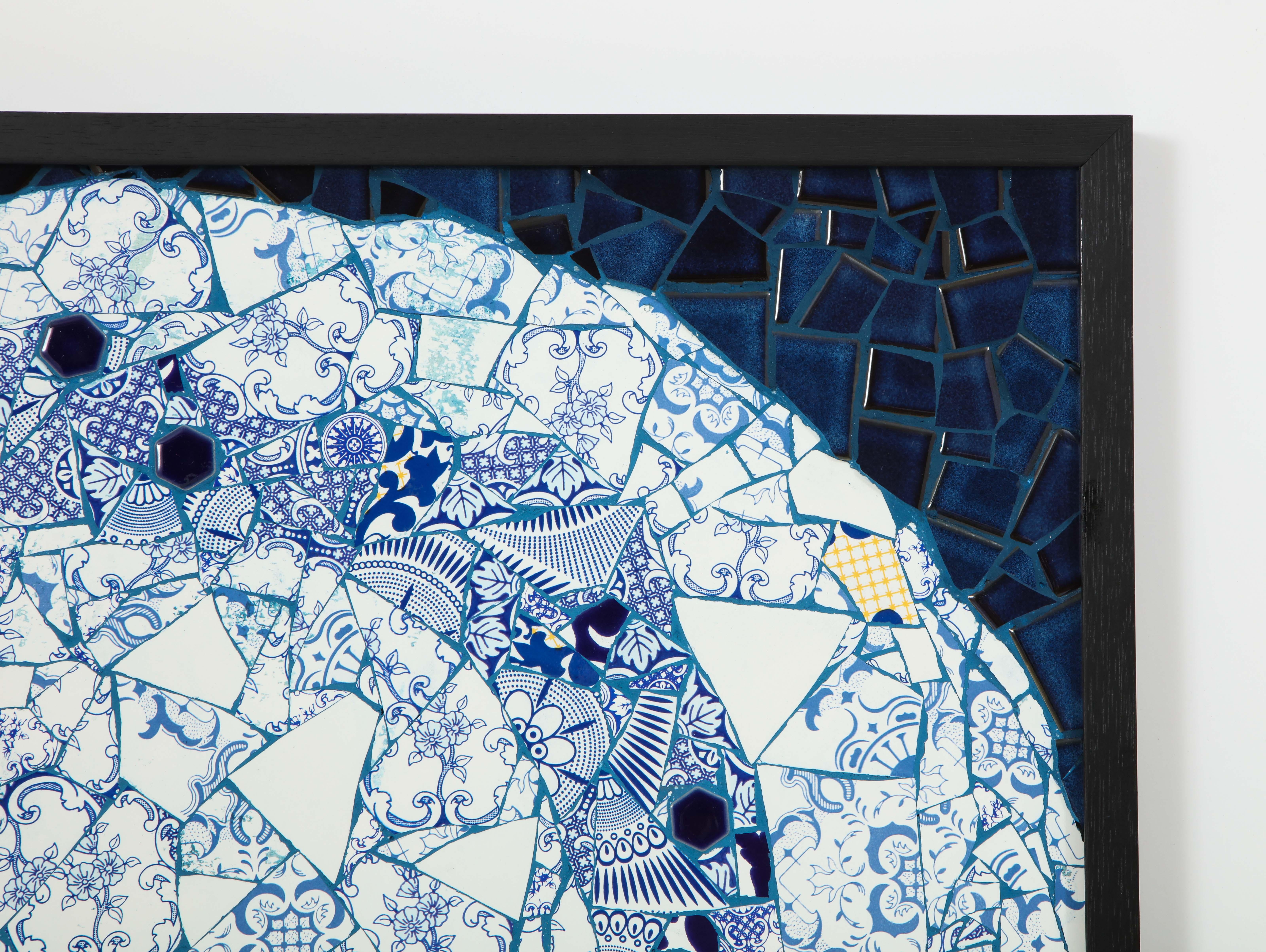 Mosaico espiral contemporáneo 02 de la artista brasileña Mariana Lloyd Cerámico en venta