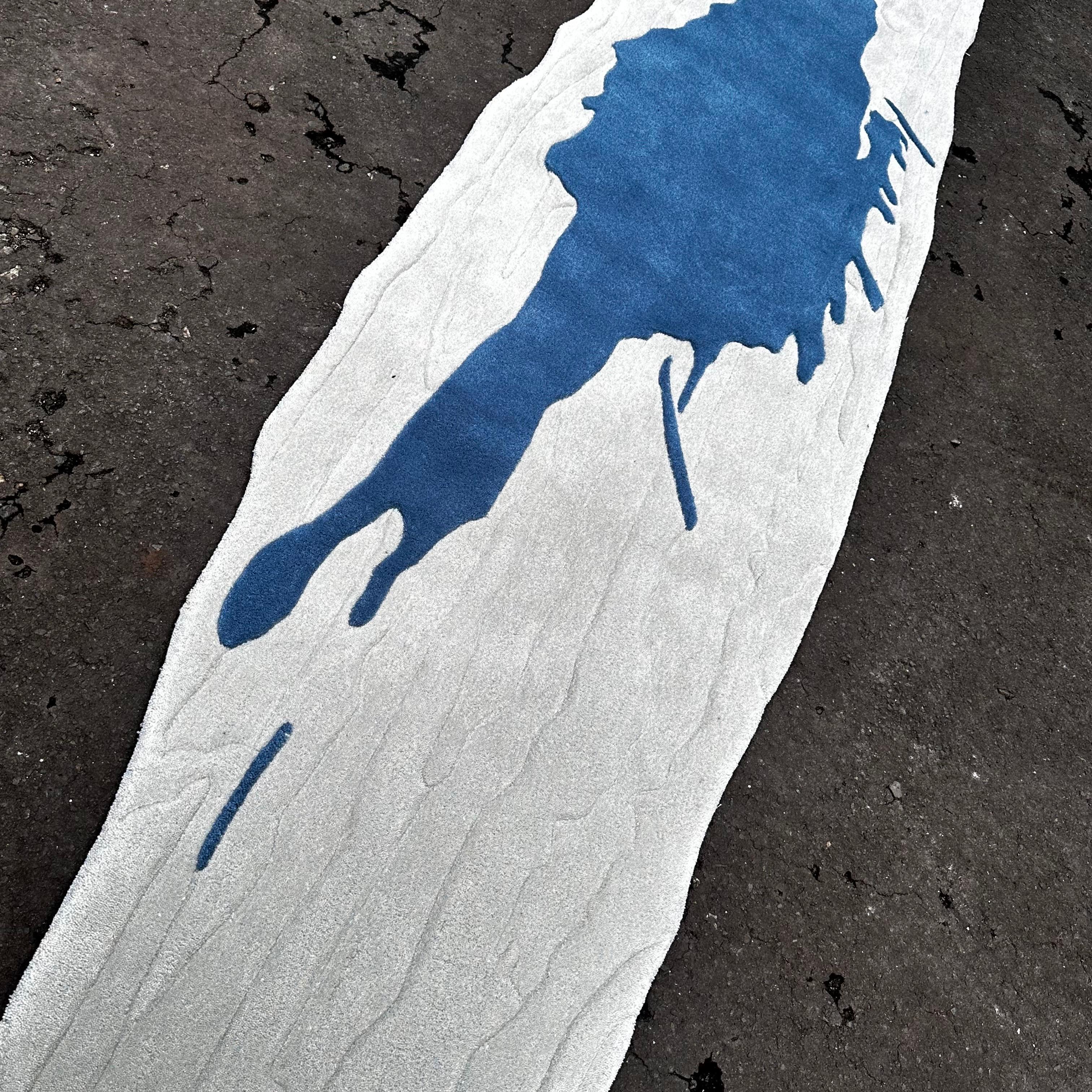 Indonesian Contemporary Splash Rug – Abstract Blue on White, Wool Acrylic Blend For Sale