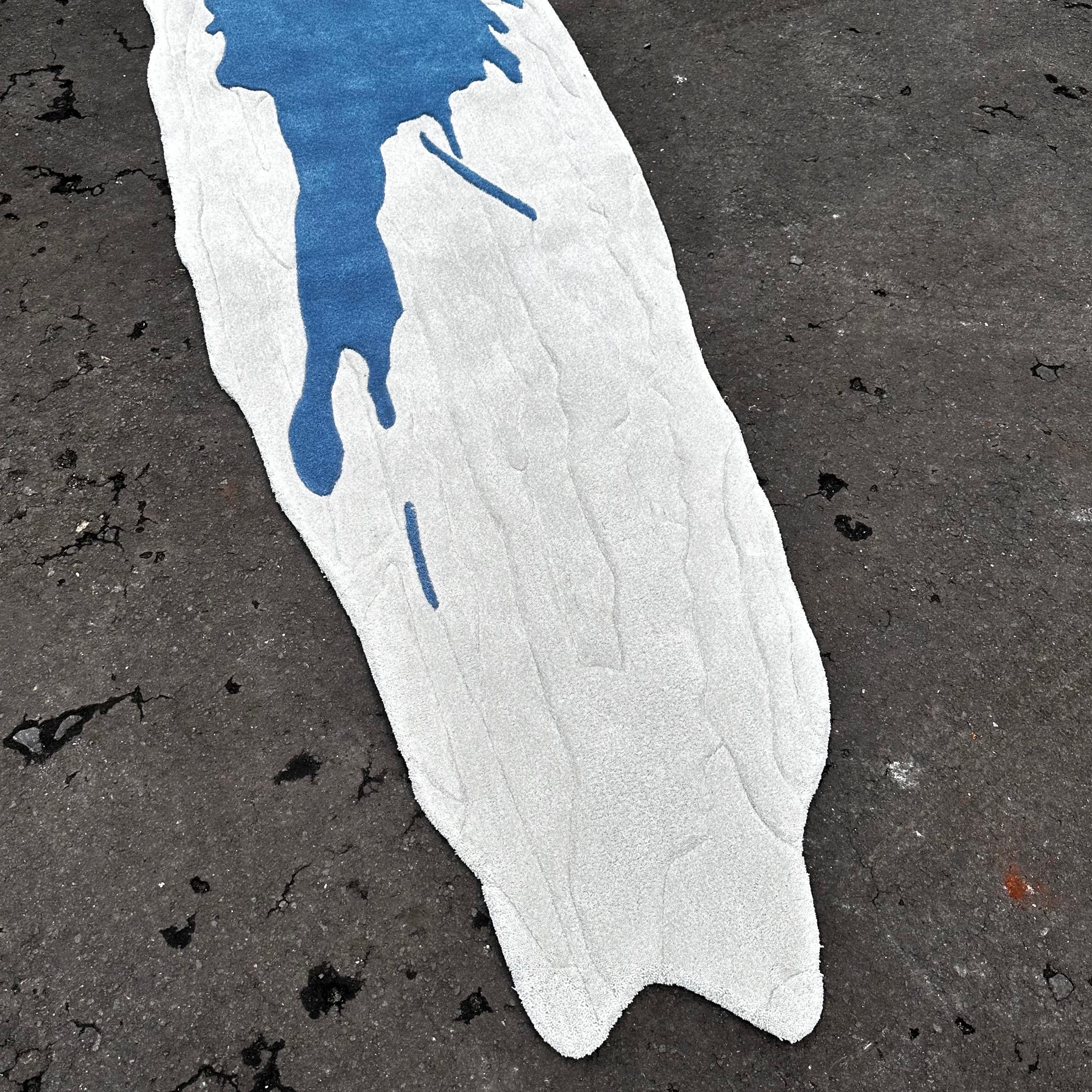 Contemporary Splash Rug – Abstract Blue on White, Wool Acrylic Blend In New Condition For Sale In Jakarta Selatan, ID
