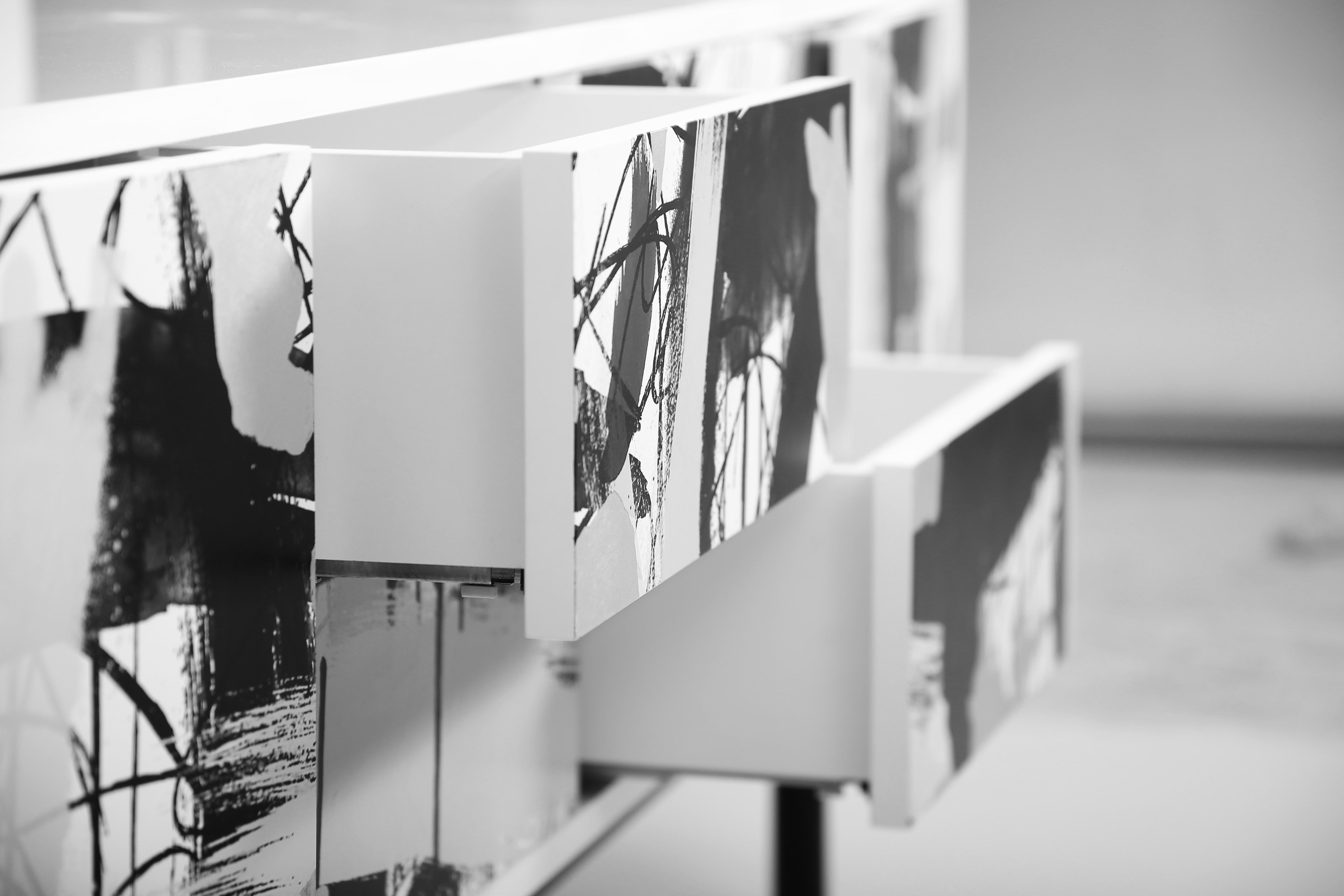 Console multimediale contemporanea Splatter di Railis Design, Foglia d'argento, nero, bianco In condizioni Nuovo in vendita a Husavik, IS