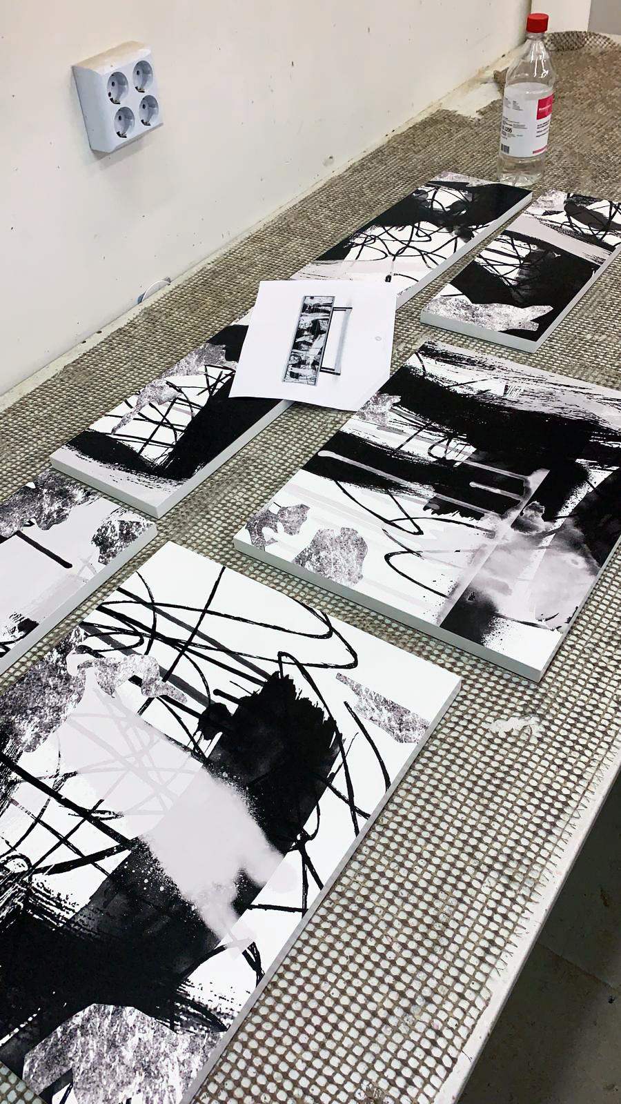 Acciaio Console multimediale contemporanea Splatter di Railis Design, Foglia d'argento, nero, bianco in vendita