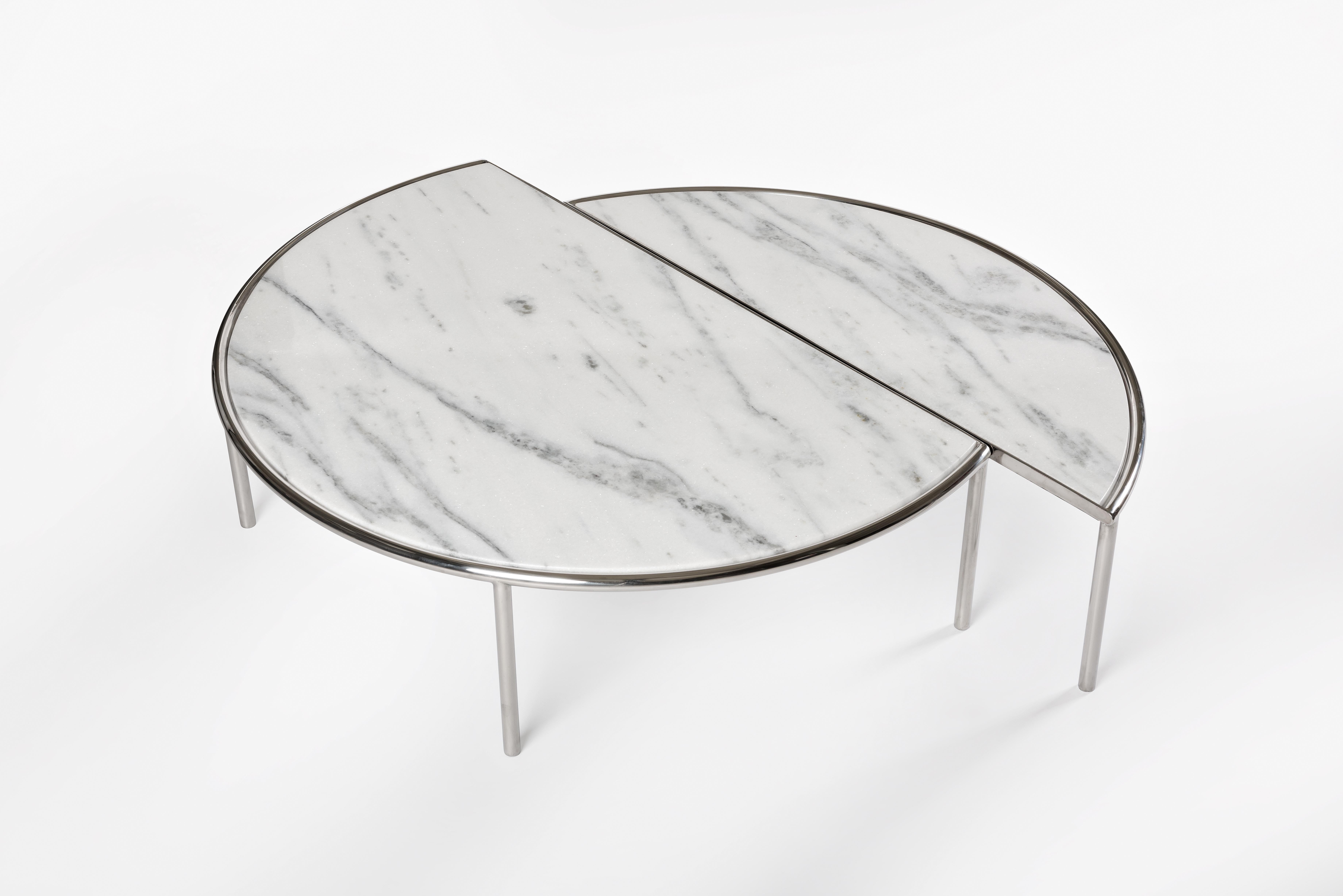 Brésilien Table centrale fendue contemporaine RAIN en acier inoxydable et marbre blanc en vente