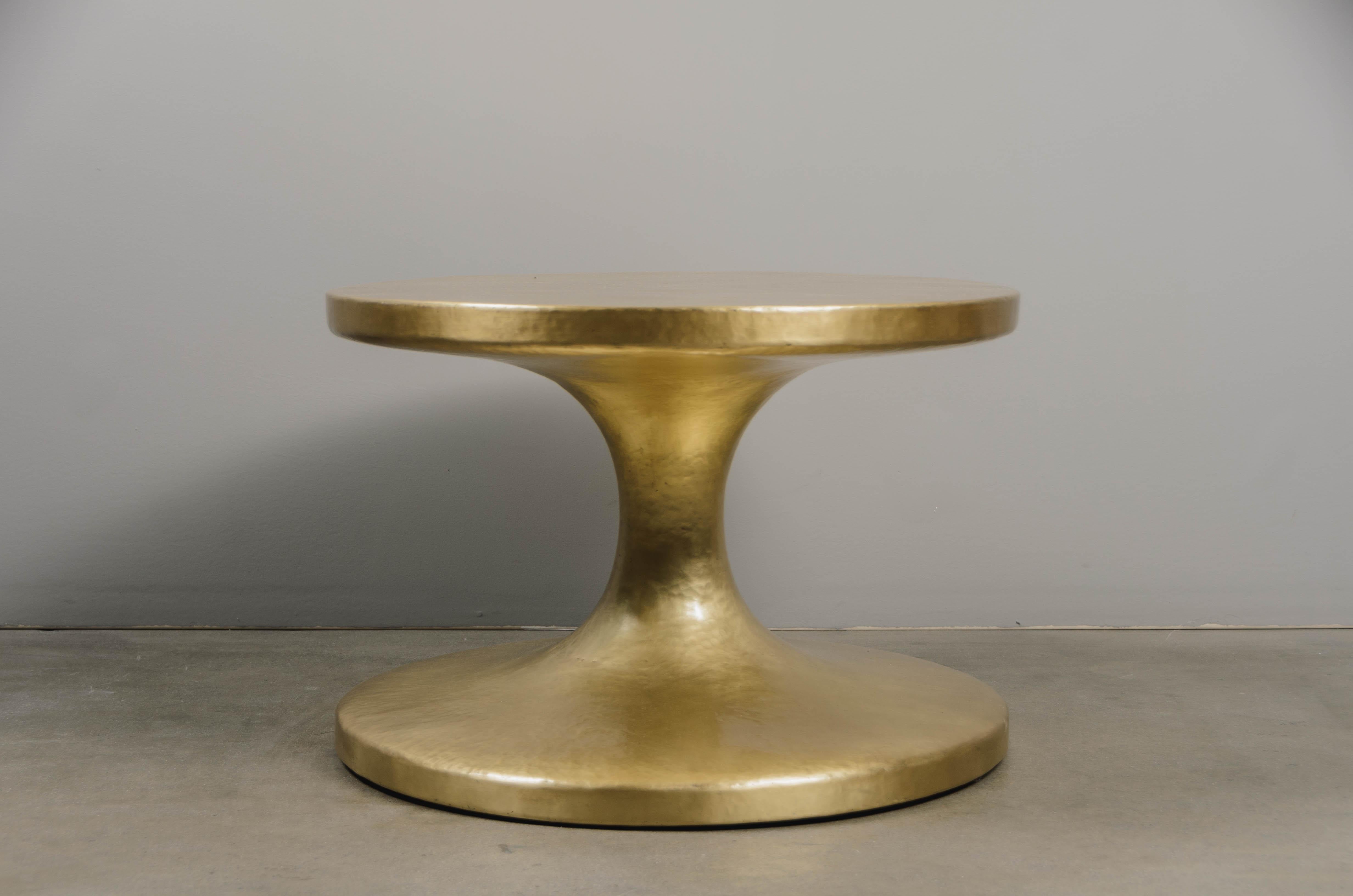 Minimaliste Table d'appoint contemporaine en laiton par Robert Kuo, repoussé à la main en vente