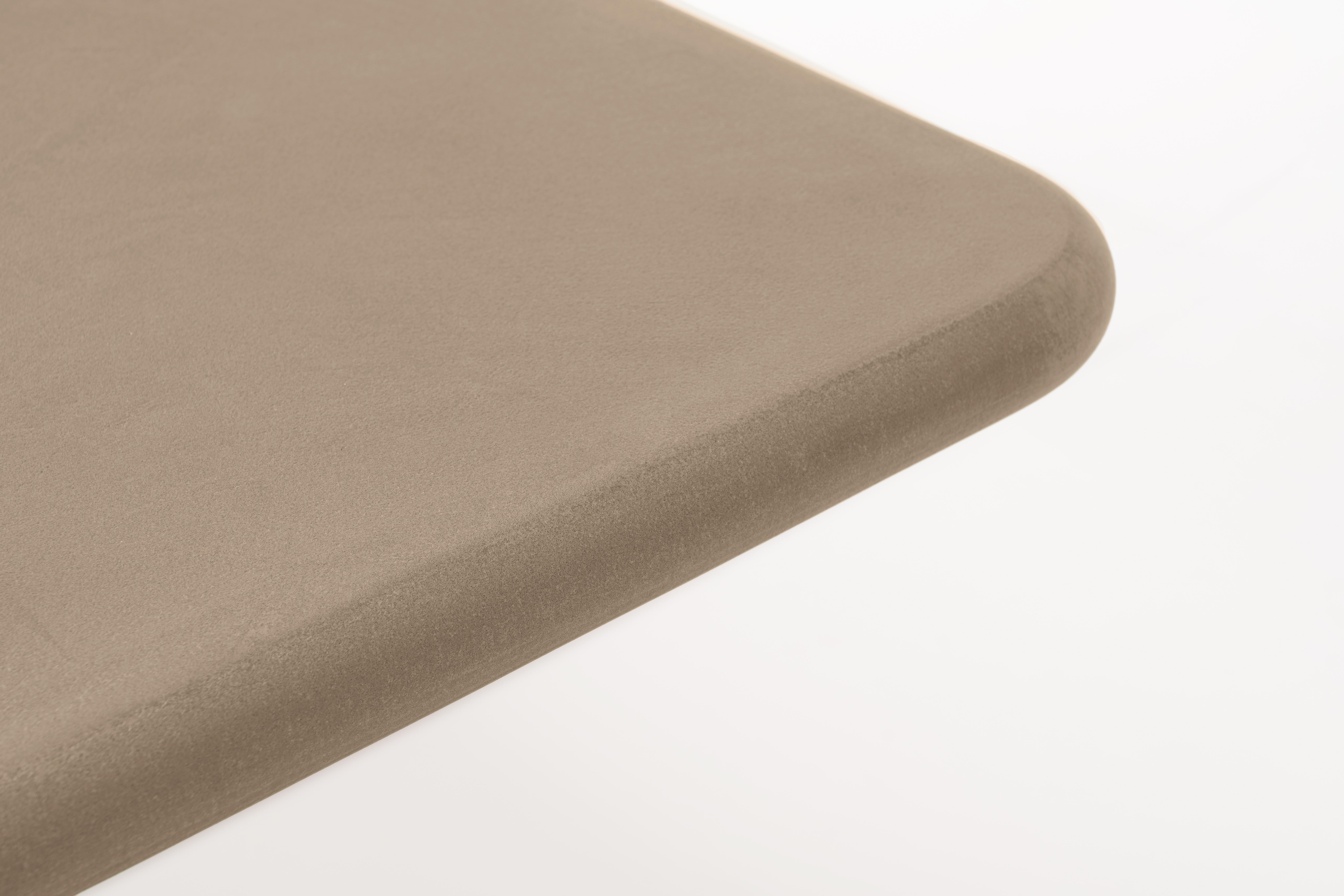 Table carrée contemporaine en plâtre naturel 100cm par Isabelle Beaumont Neuf - En vente à Ranst, BE