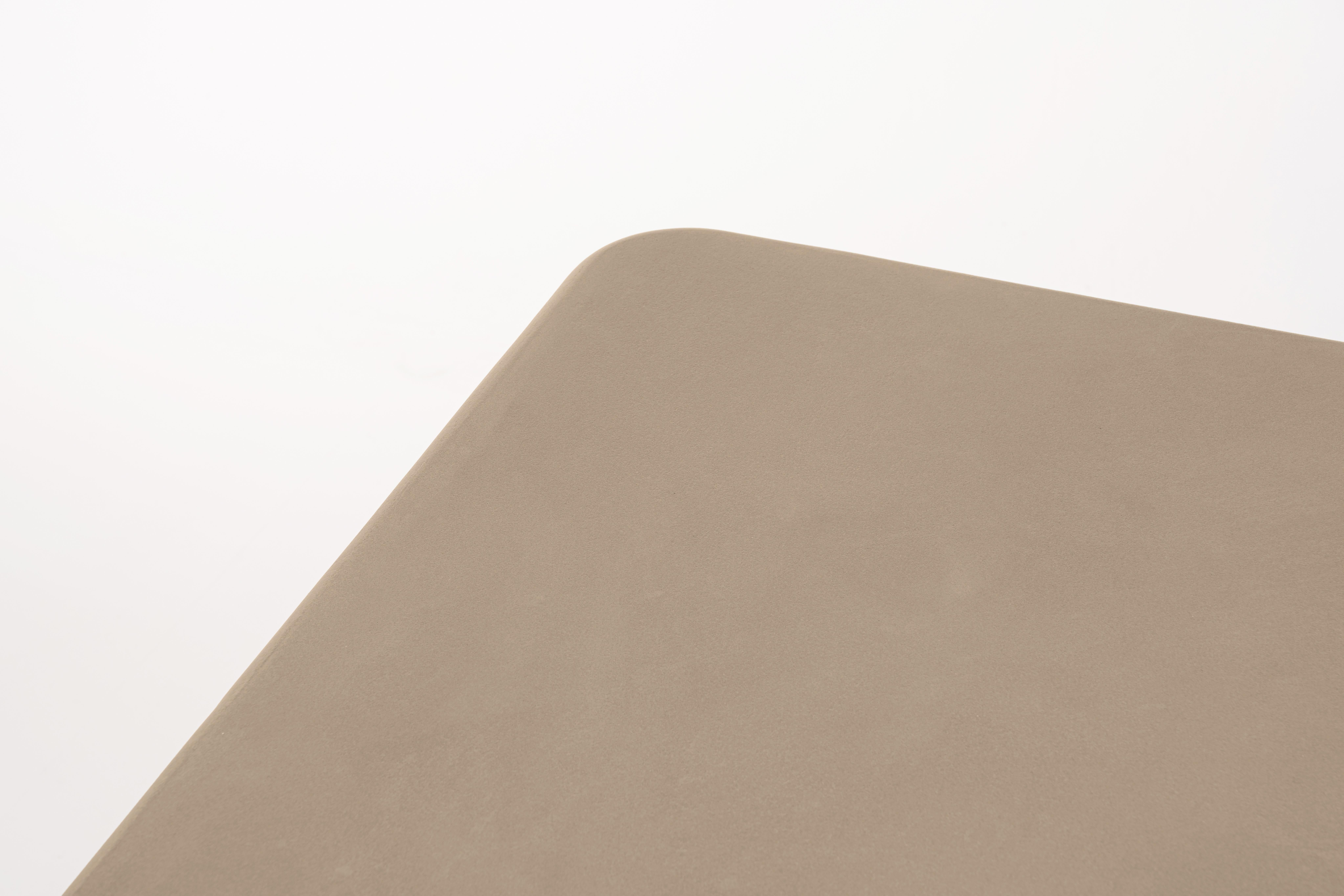Béton Table carrée contemporaine en plâtre naturel 100cm par Isabelle Beaumont en vente
