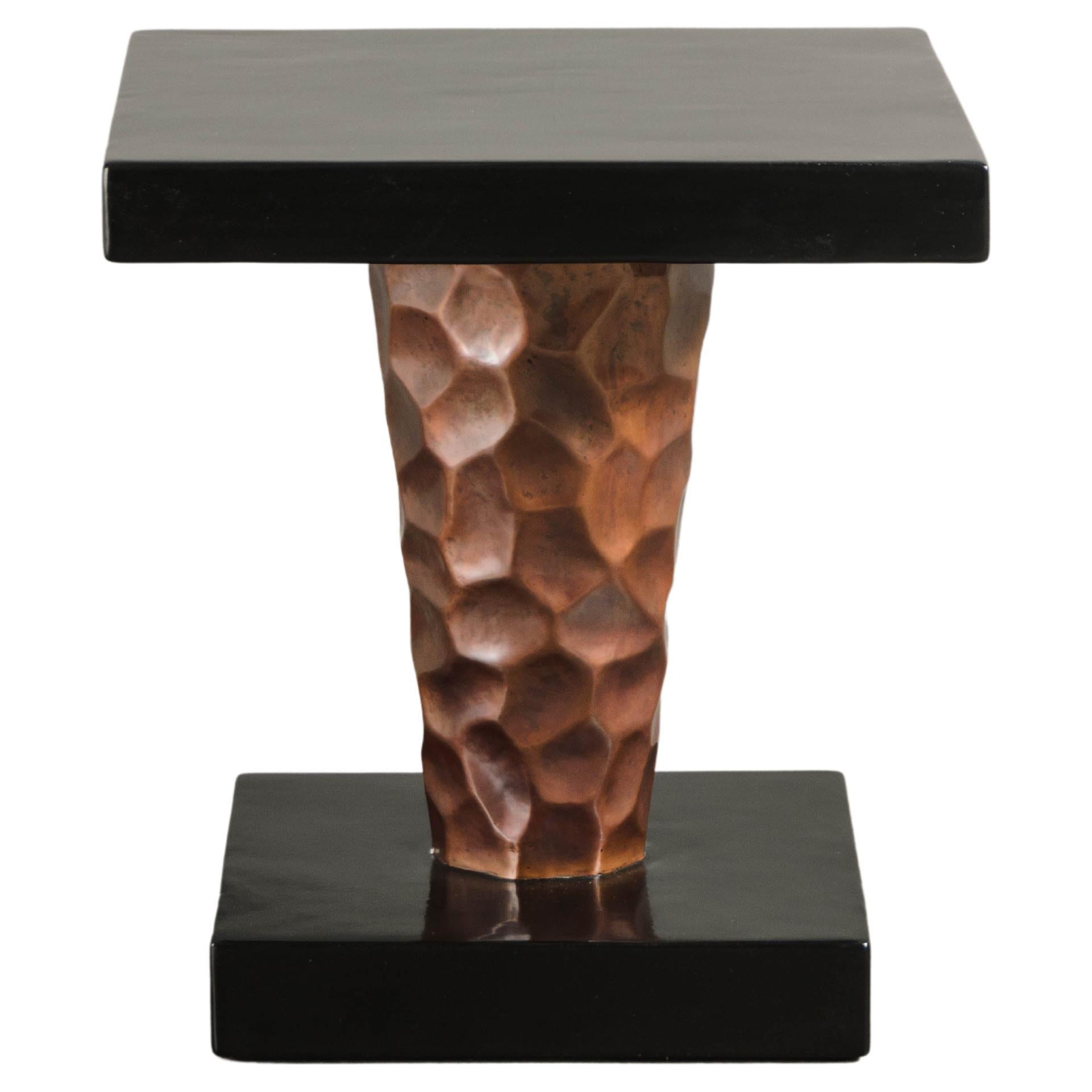 Table carrée contemporaine Rocco en cuivre antique et laque noire de Robert Kuo