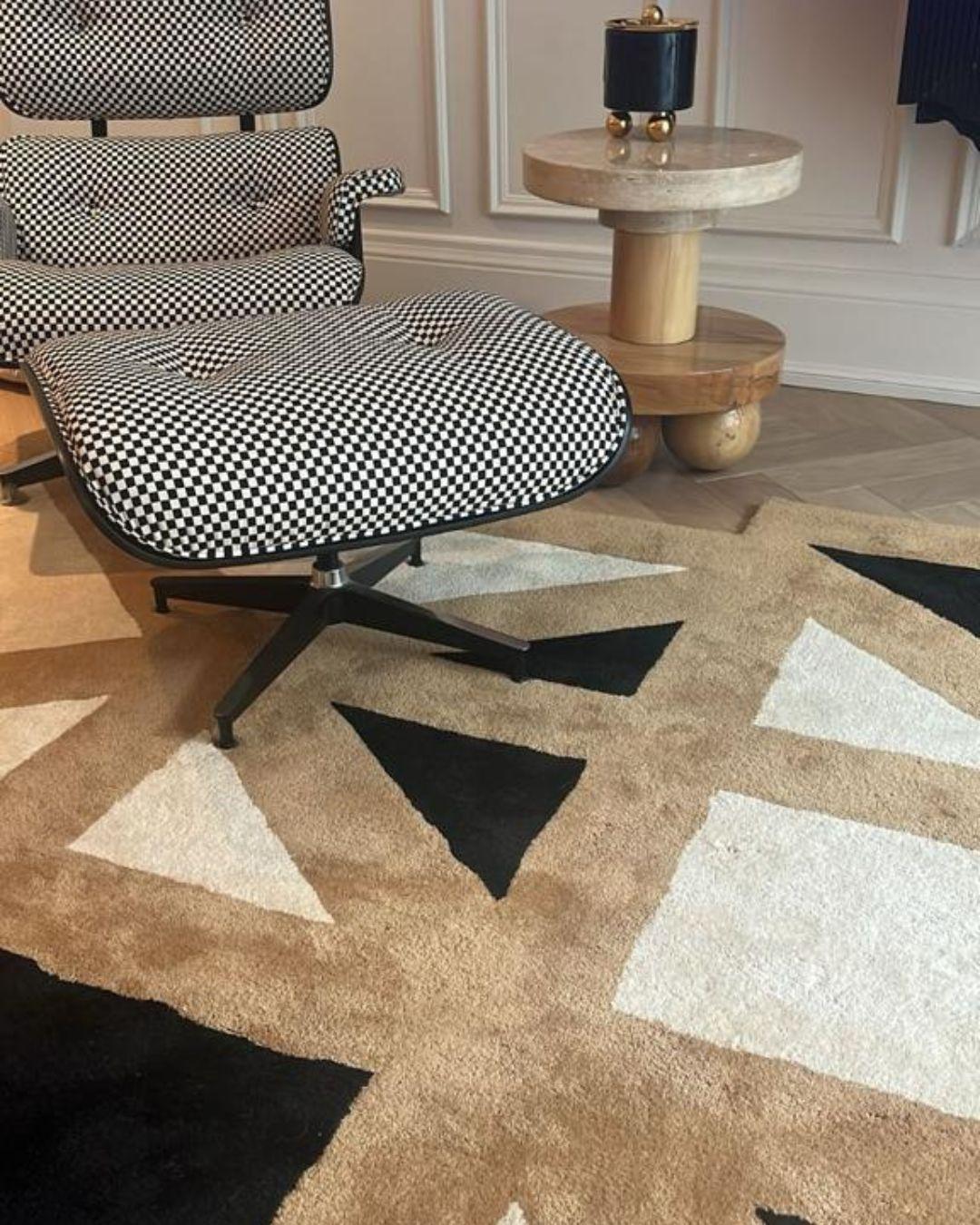 Portugais Tapis carré contemporain à motif géométrique en laine noir, camel et beige en vente