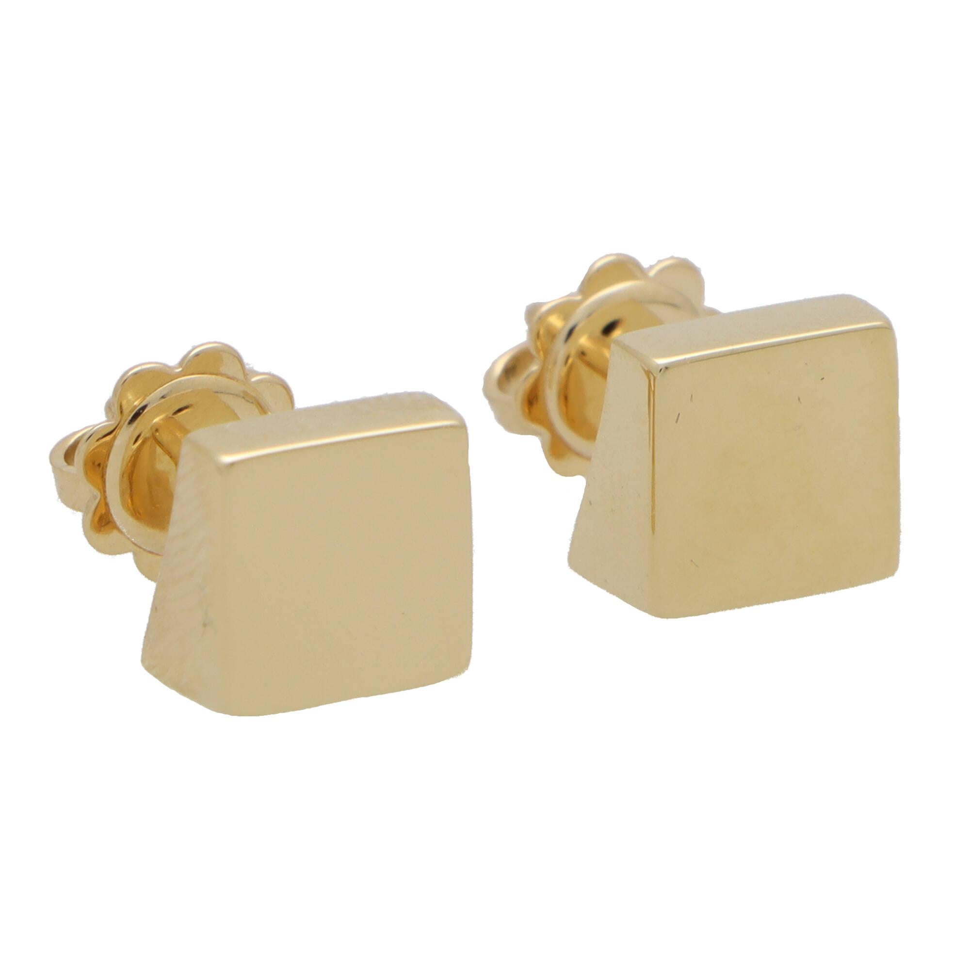 Contemporary Square Stud Earrings in 18k Yellow Gold In New Condition For Sale In London, GB