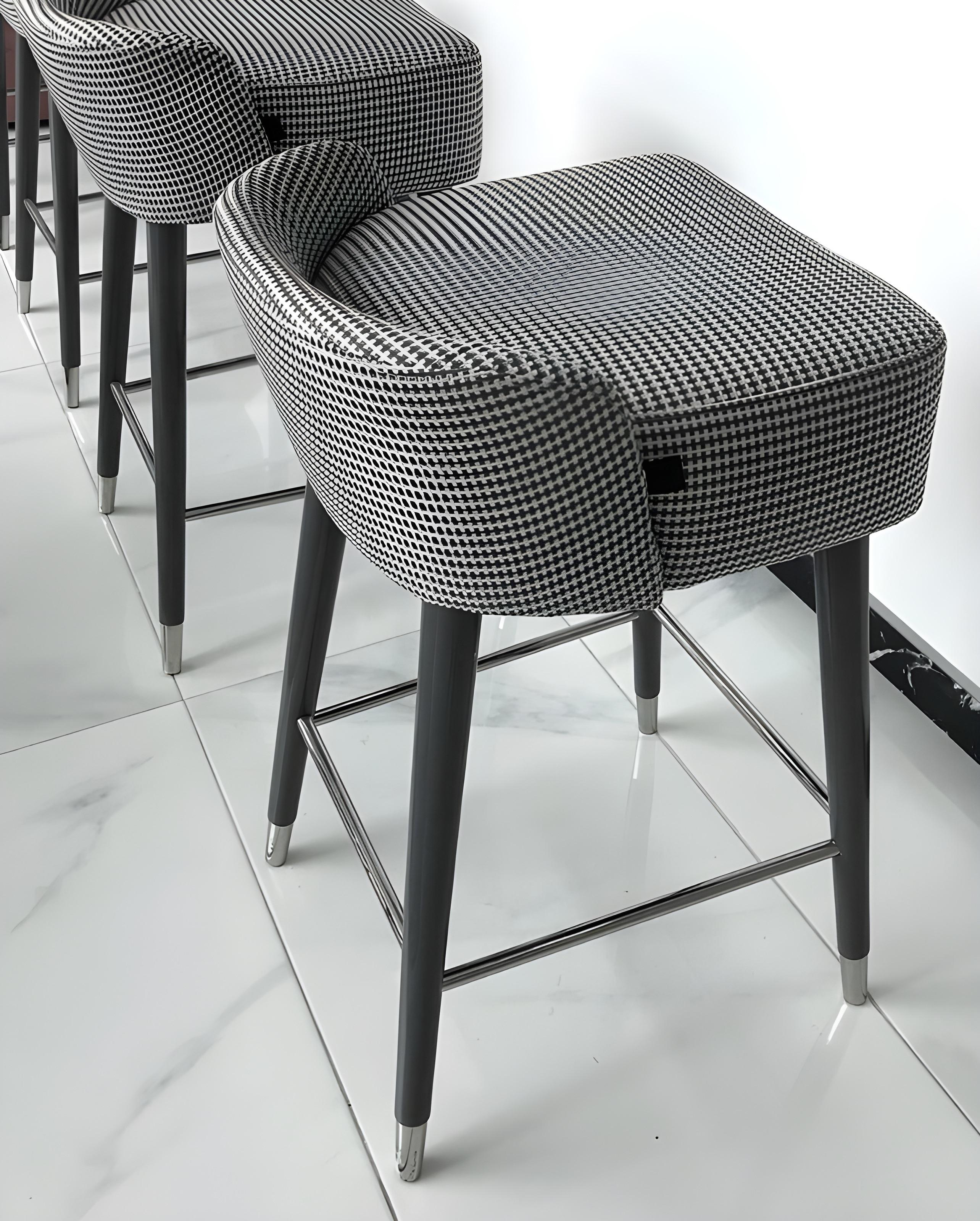 Contemporary Squared Barstool mit niedriger Rückenlehne, lackierten Beinen und metallischen Akzenten im Zustand „Neu“ im Angebot in NEW YORK, NY