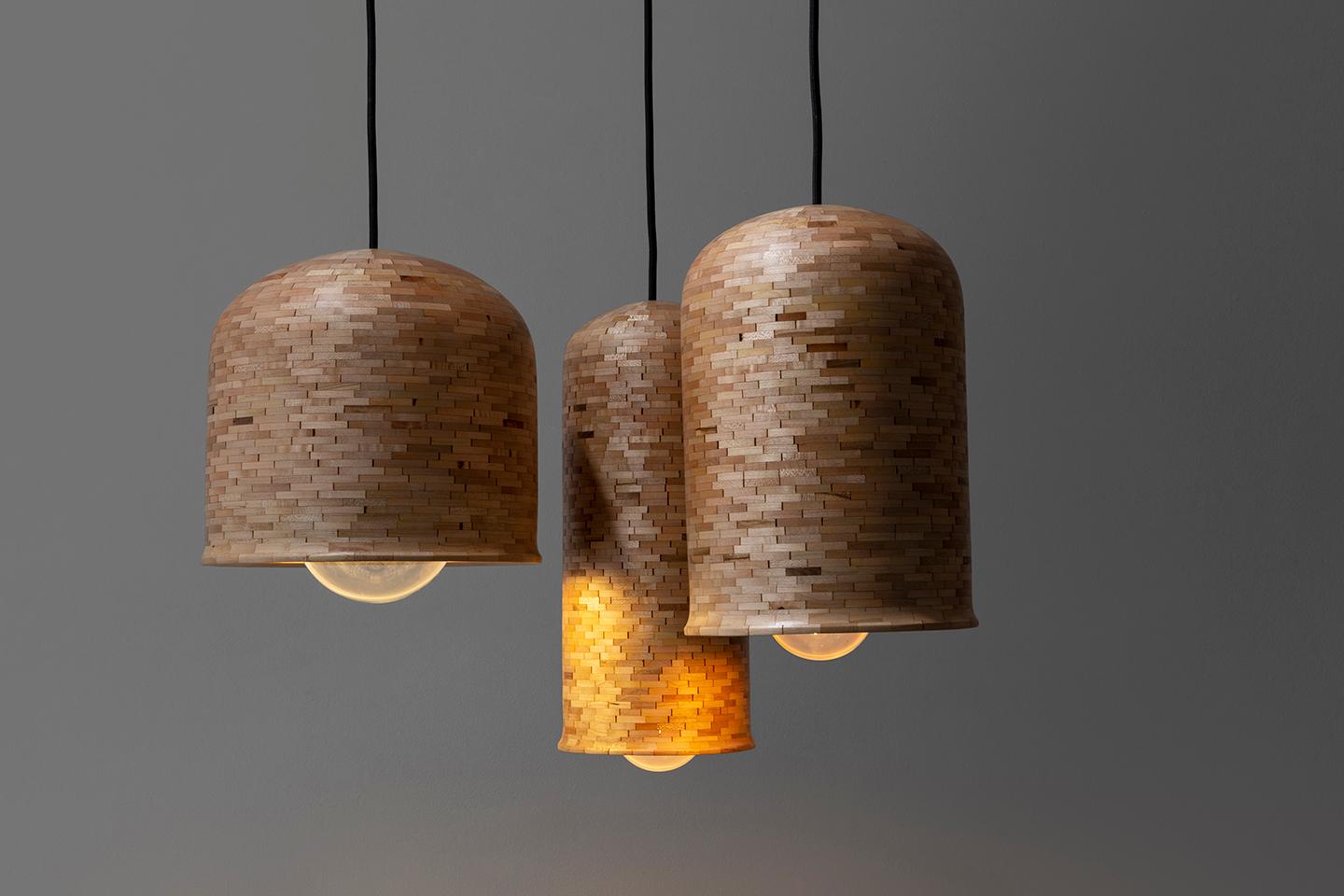 Holz-Skulptur in Hängeform, beleuchtete Glockenform, „Skinny“, stapelbar, Holz im Zustand „Neu“ im Angebot in Brooklyn, NY