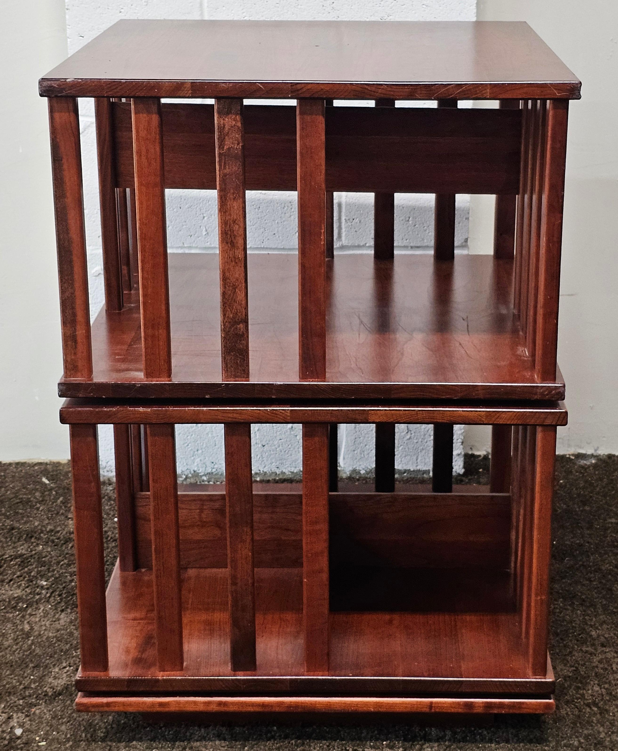 Contemporary Obstholz gebeizt Dreiteiliges drehbares Bücherregal (Moderne) im Angebot