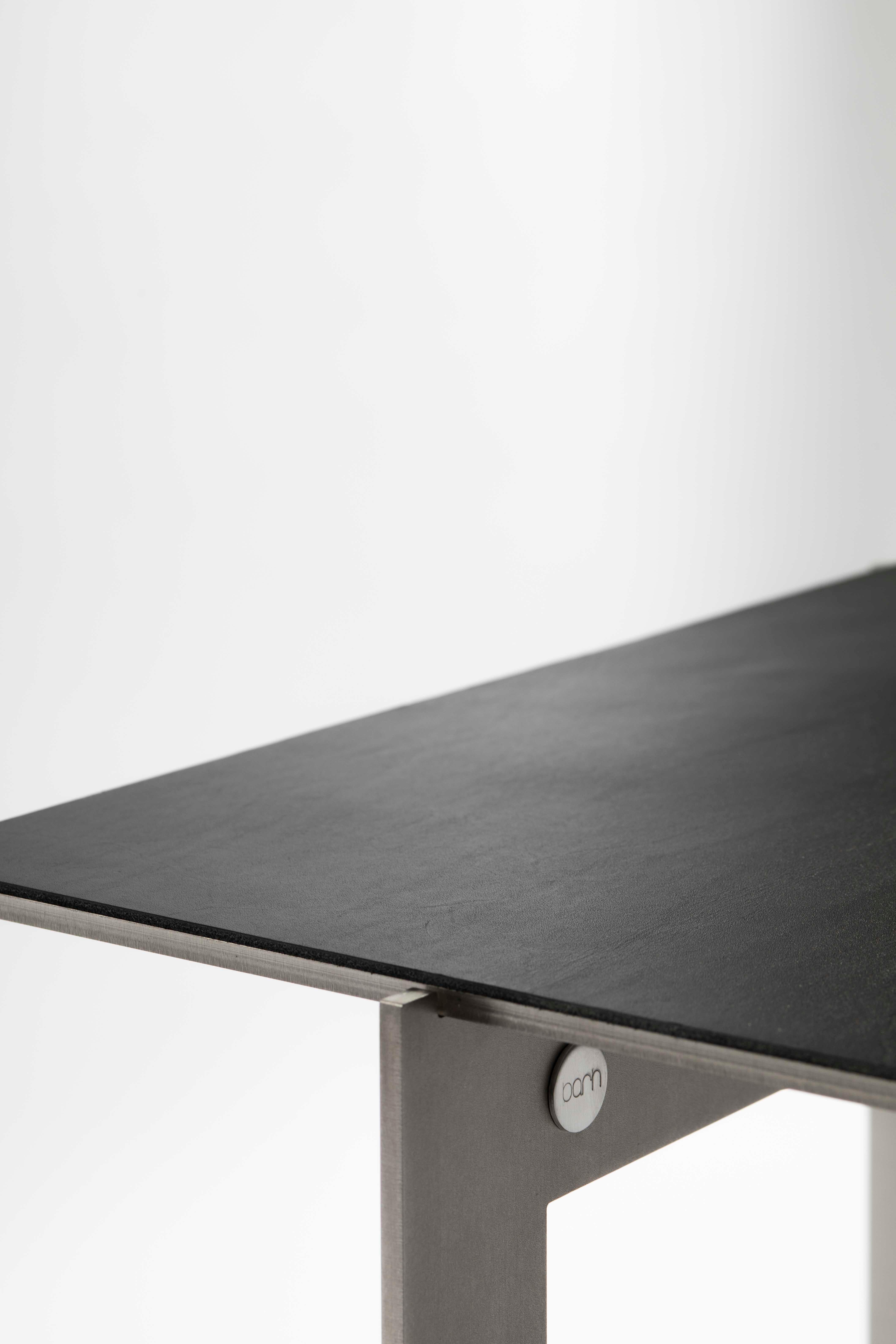 Belge Table d'appoint rectangulaire moderne et contemporaine, acier inoxydable et cuir, Belgique en vente