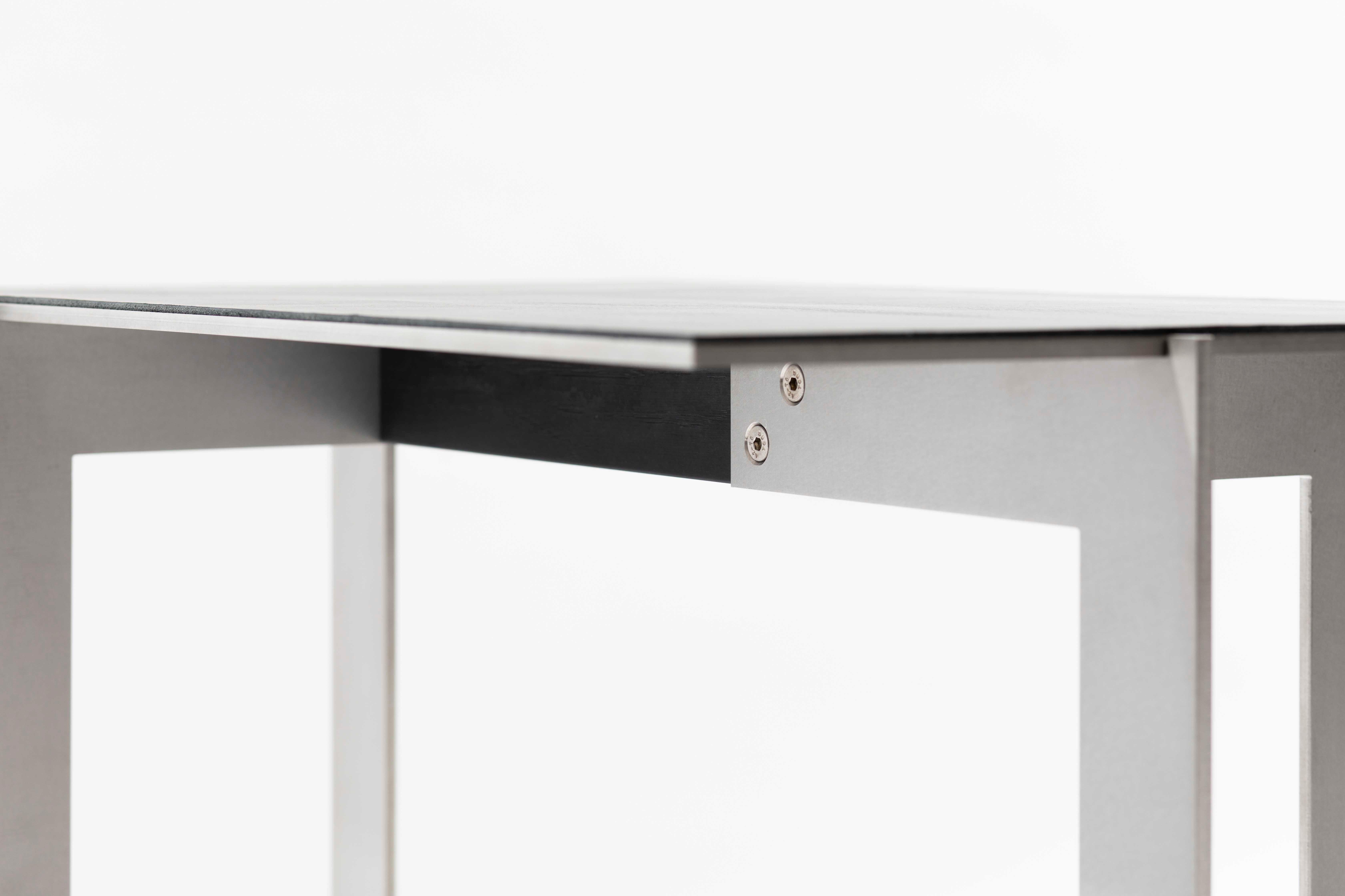 Brossé Table d'appoint rectangulaire moderne et contemporaine, acier inoxydable et cuir, Belgique en vente