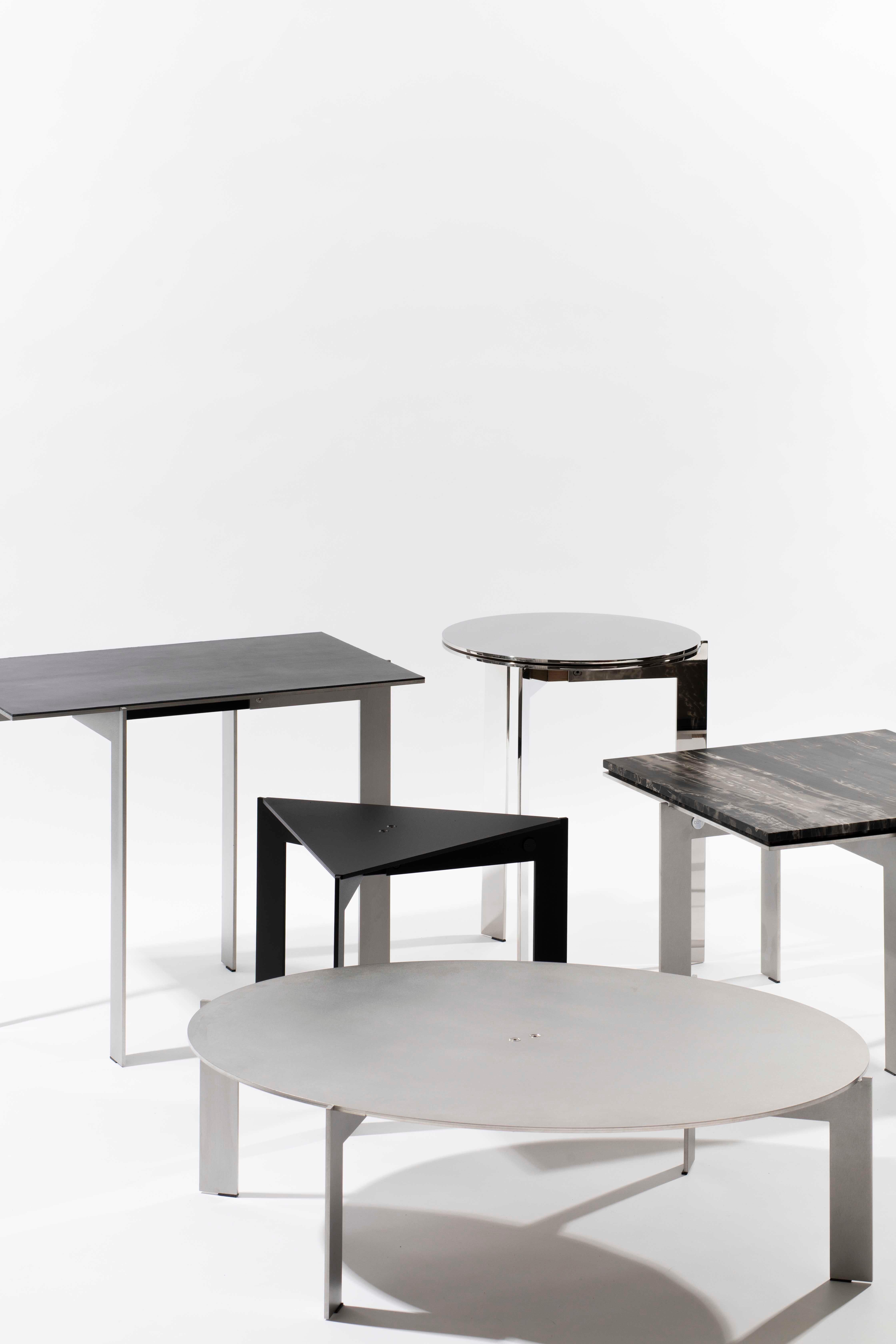 Table d'appoint rectangulaire moderne et contemporaine, acier inoxydable et cuir, Belgique en vente 1