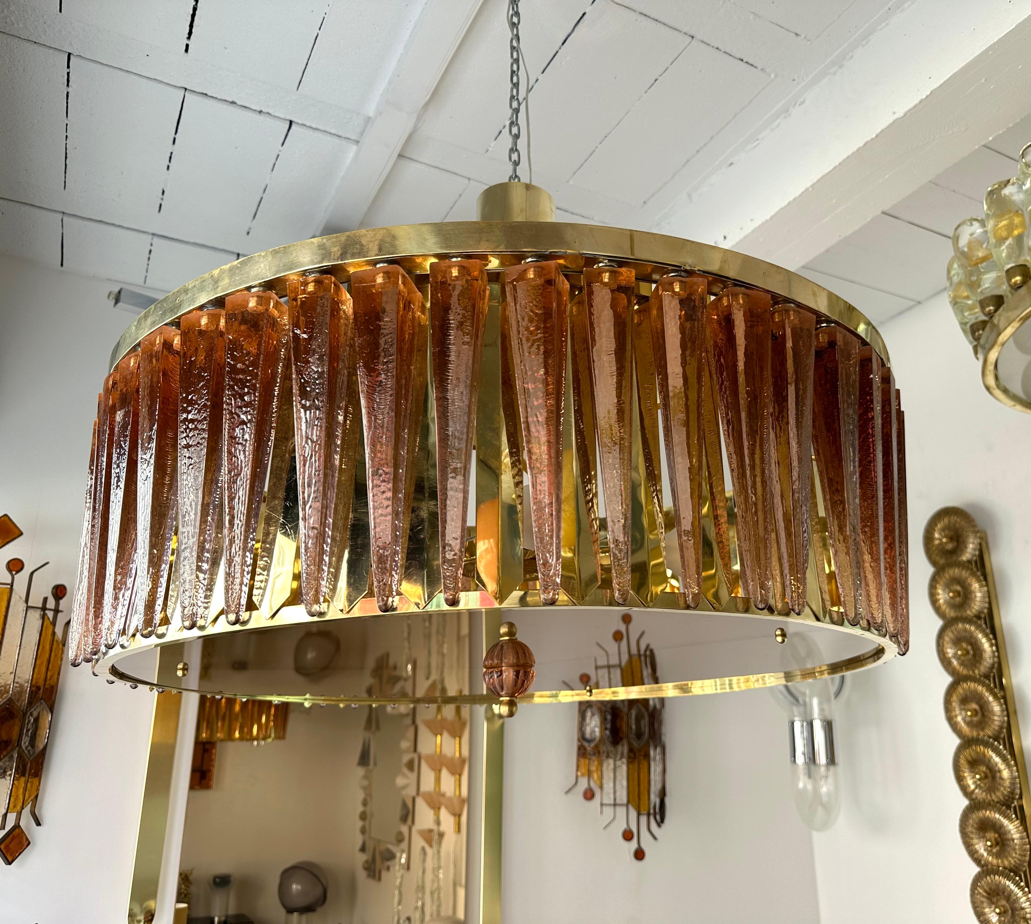 Lustre plafonnier lampe éclair en laiton et verre de Murano à stalactites roses. Travail contemporain d'un petit atelier artisanal italien. Imperfections mineures dues au travail artisanal fait à la main. Dans l'ambiance du Mid-Century Modern Space