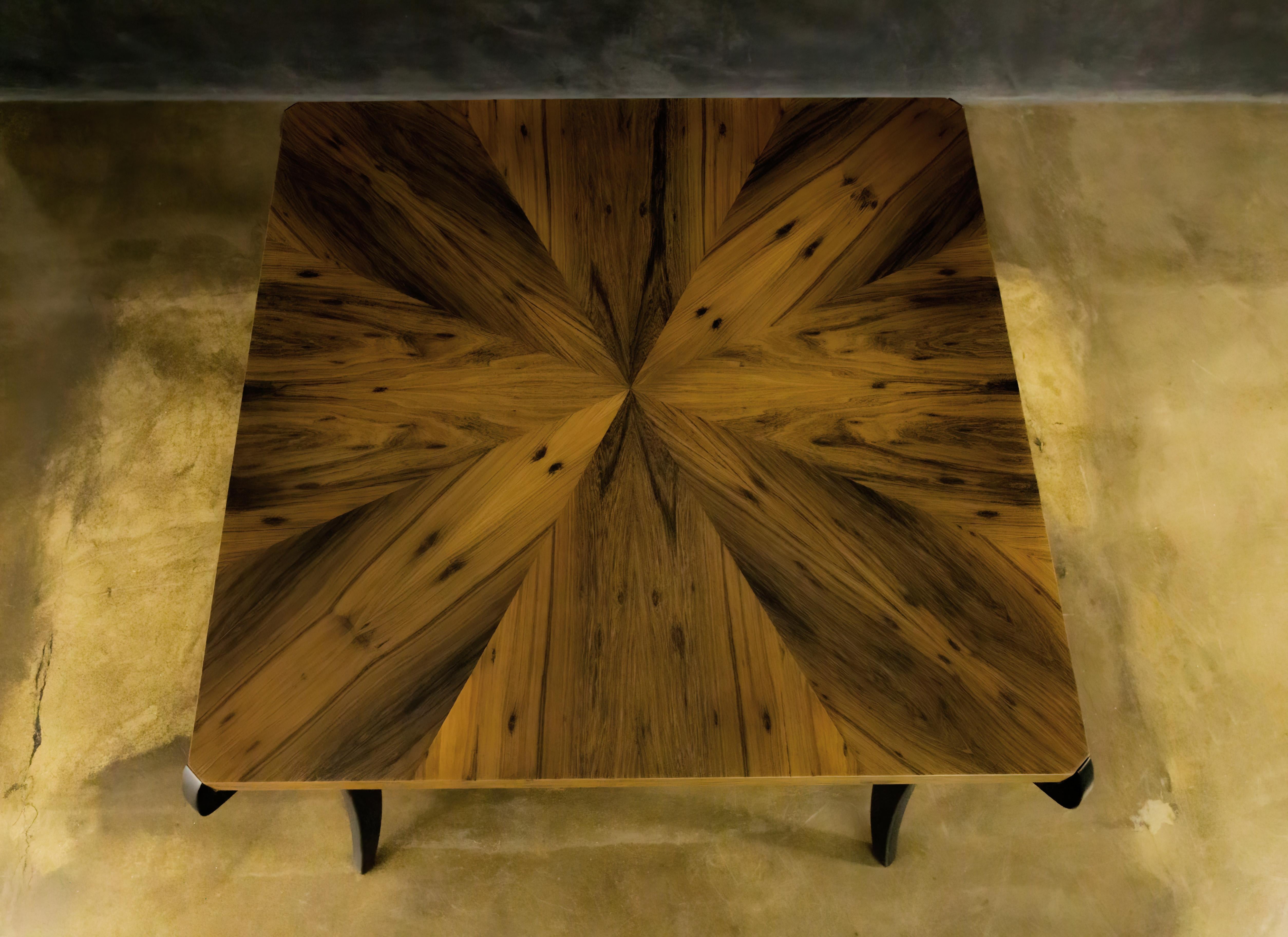 Argentin Table contemporaine à pieds sabres en bois exotique en forme d'étoile de Costantini, Uccello en vente