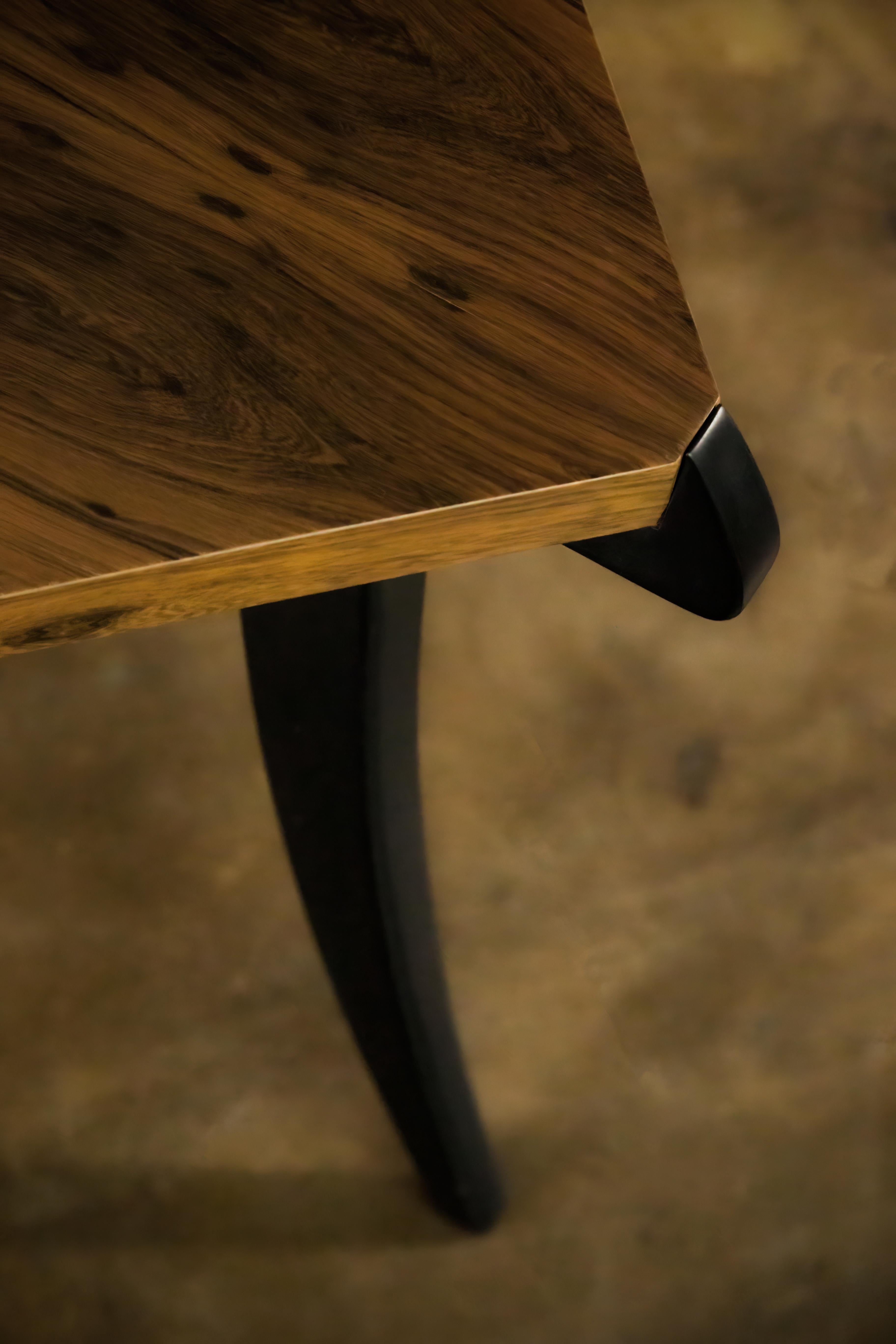 Zeitgenössischer Starburst-Tisch aus exotischem Holz mit Säbelbeinen von Costantini, Uccello im Zustand „Neu“ im Angebot in New York, NY