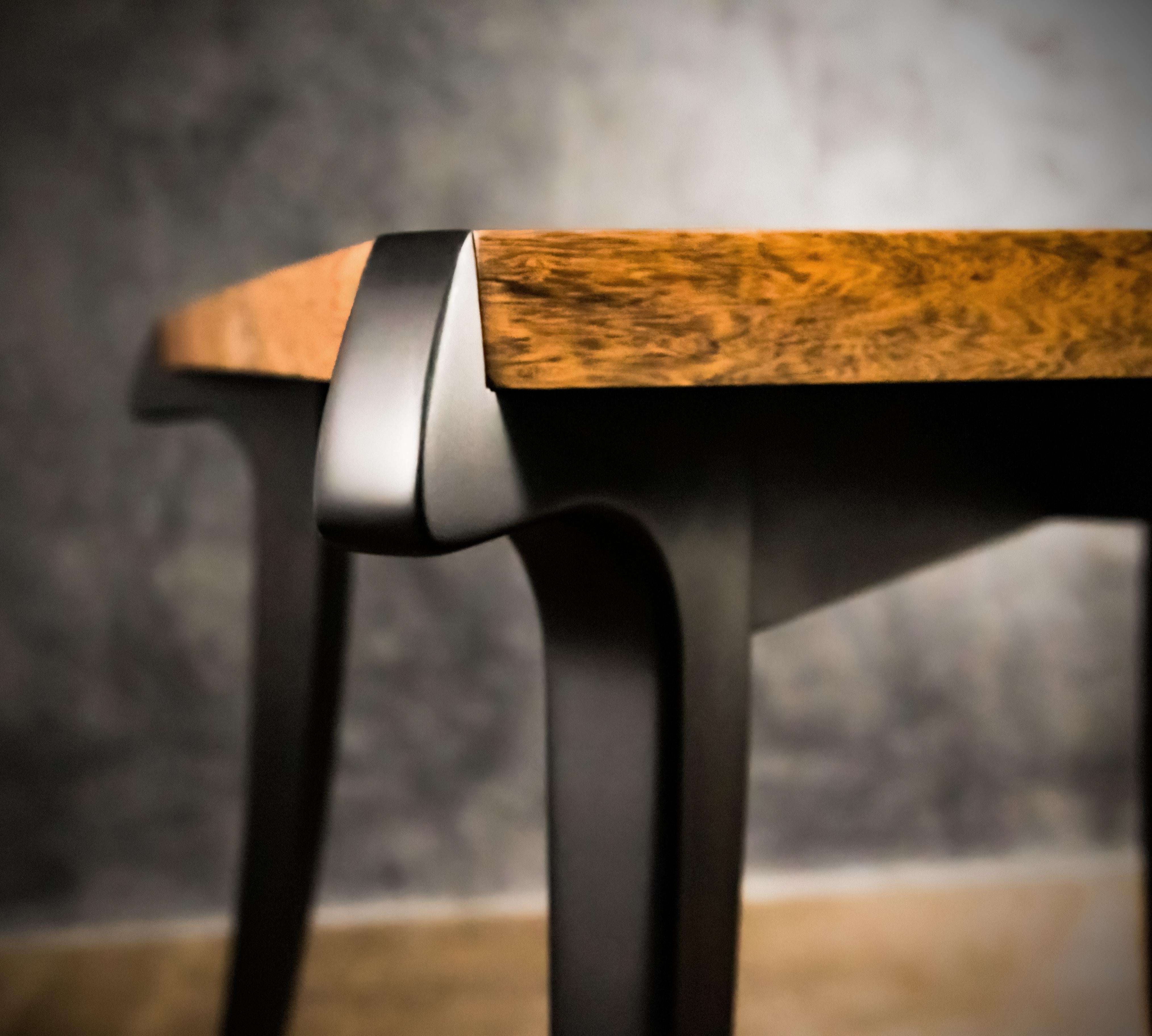 Zeitgenössischer Starburst-Tisch aus exotischem Holz mit Säbelbeinen von Costantini, Uccello im Angebot 1