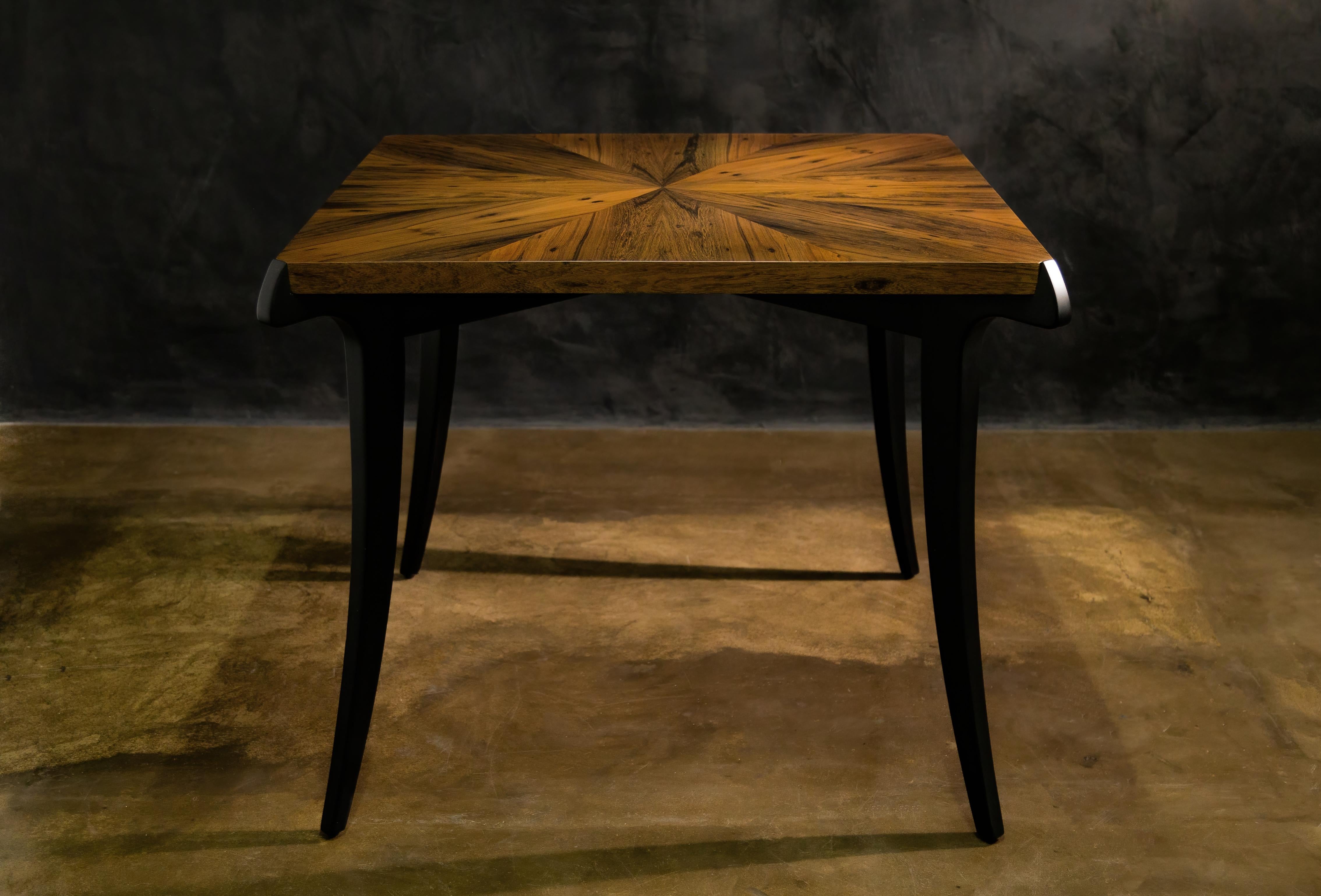 Table contemporaine à pieds sabres en bois exotique en forme d'étoile de Costantini, Uccello en vente 1