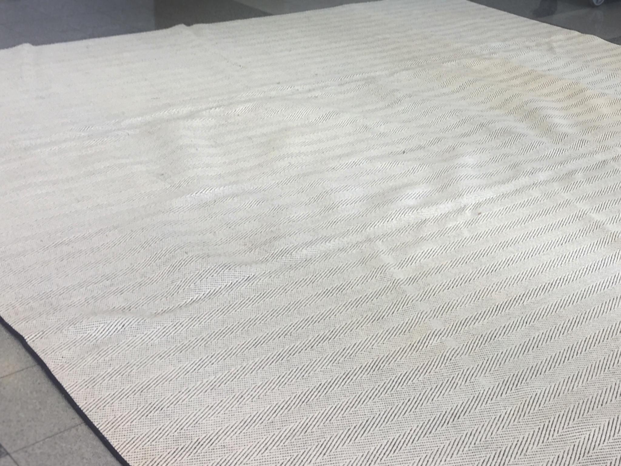 Nous adorons le motif chevron dynamique de ce tapis contemporain qui anime et fonde une pièce. Le tapis est fabriqué par Stark Carpet. Il est composé de laine avec une palette simple et efficace de bleu et de blanc.

Dimensions :
13'10