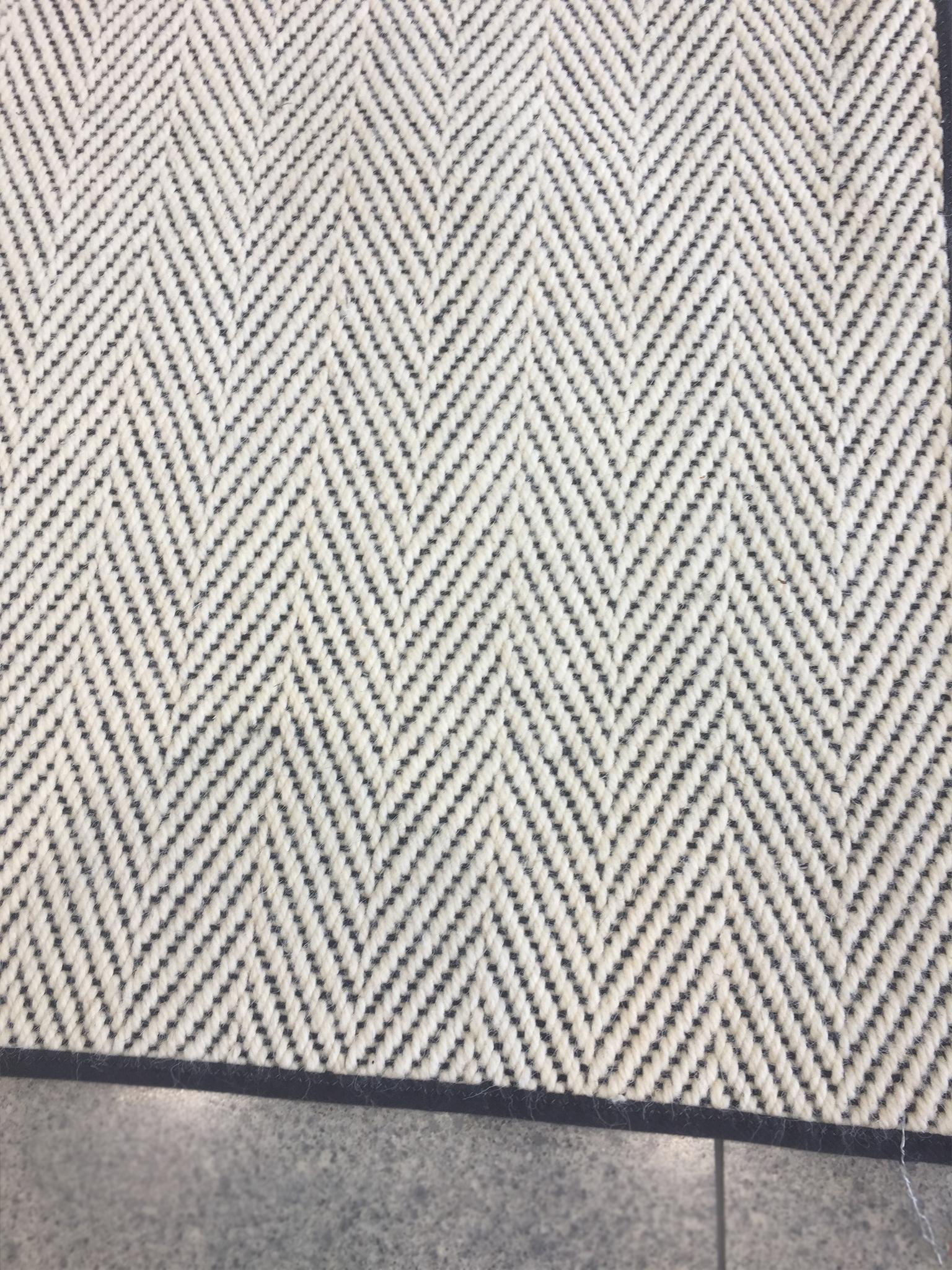 Tapis contemporain à chevrons Stark Bon état à New York, NY