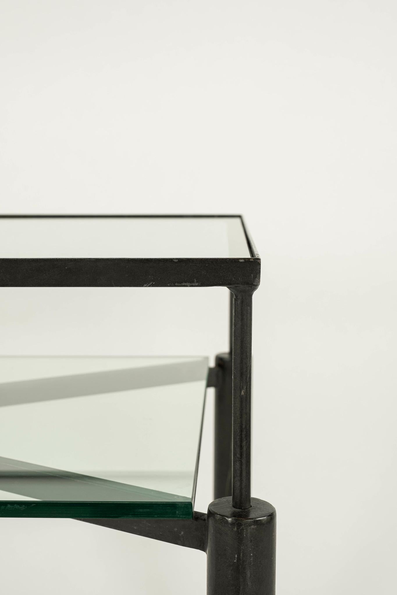 Vintage-Tisch aus schwarz patiniertem Stahl mit Glasplatte und Regal. Solide Stahlkonstruktion.