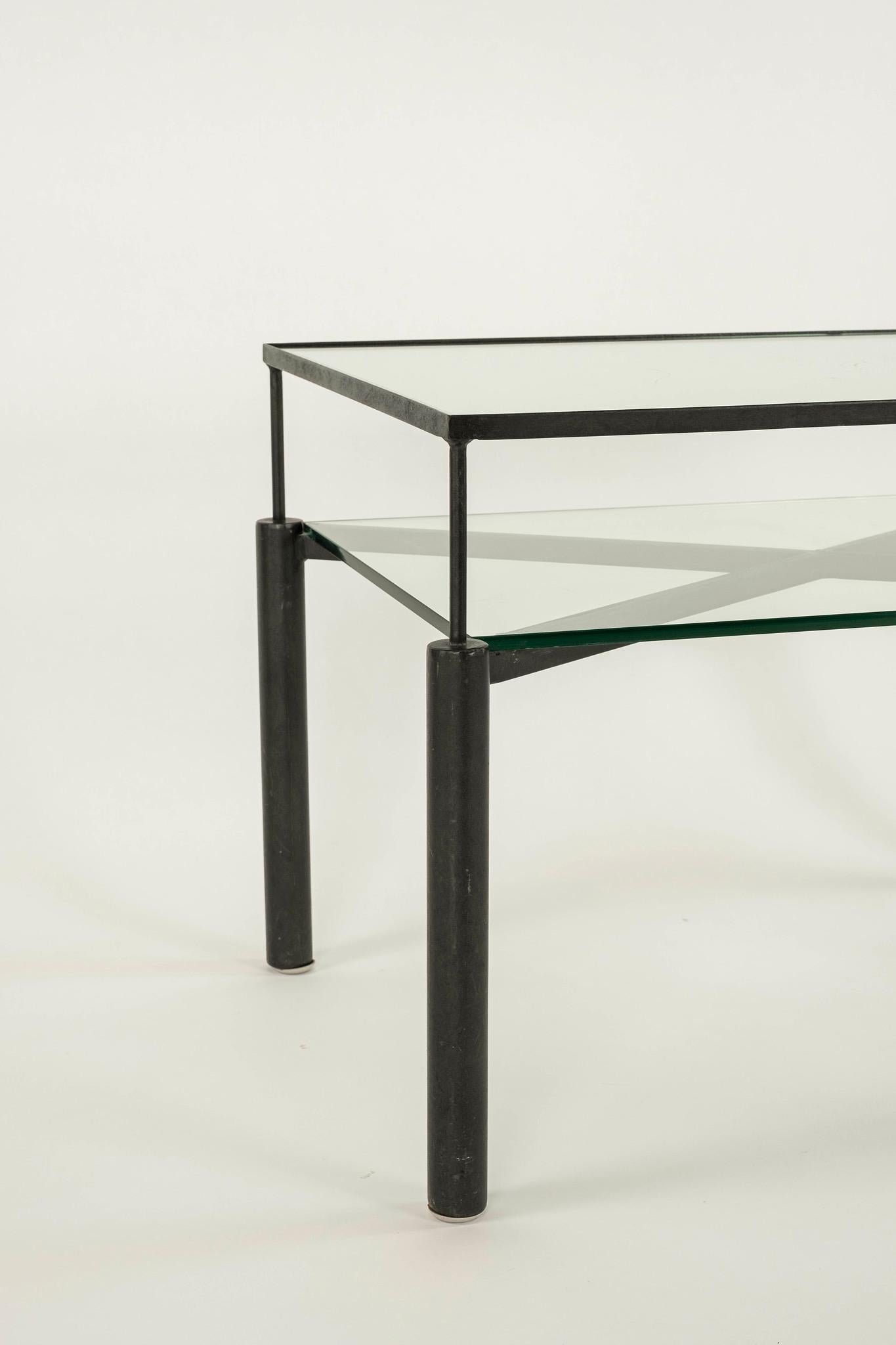 Zeitgenössischer zweistufiger Tisch aus Stahl und Glas (Patiniert) im Angebot
