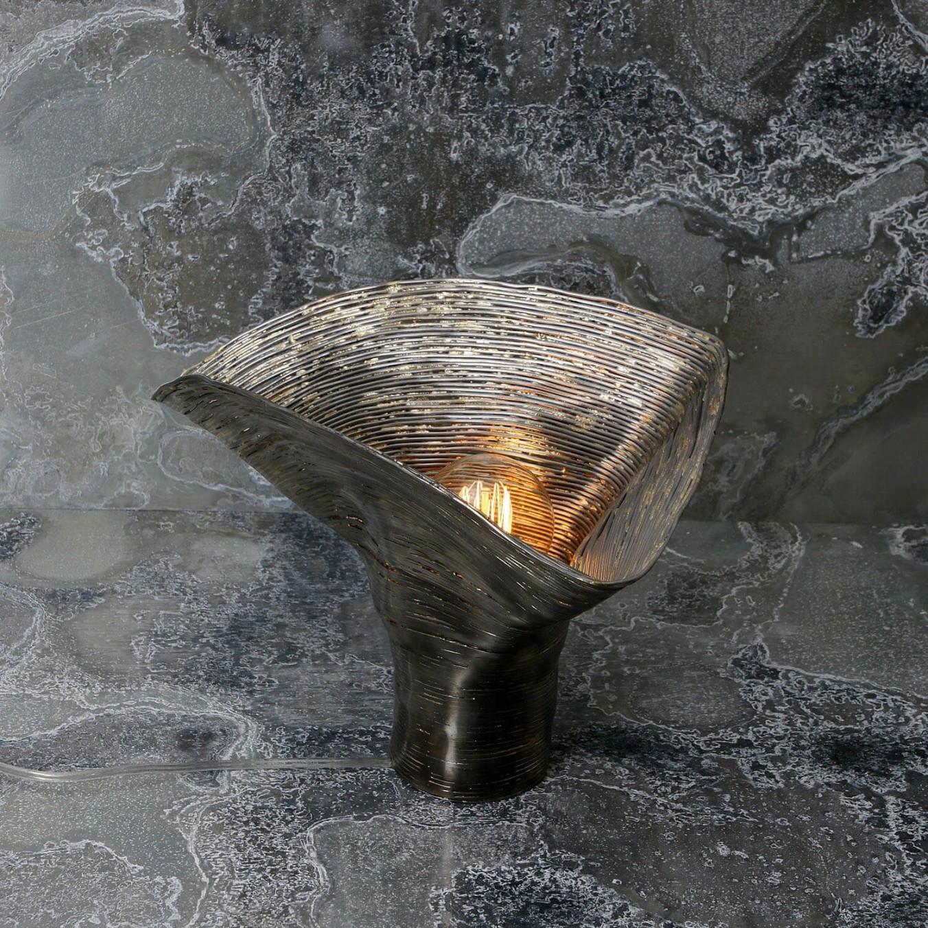 Lámpara de mesa contemporánea de acero y latón - Wrap Light de Johannes Hemann Alemán en venta